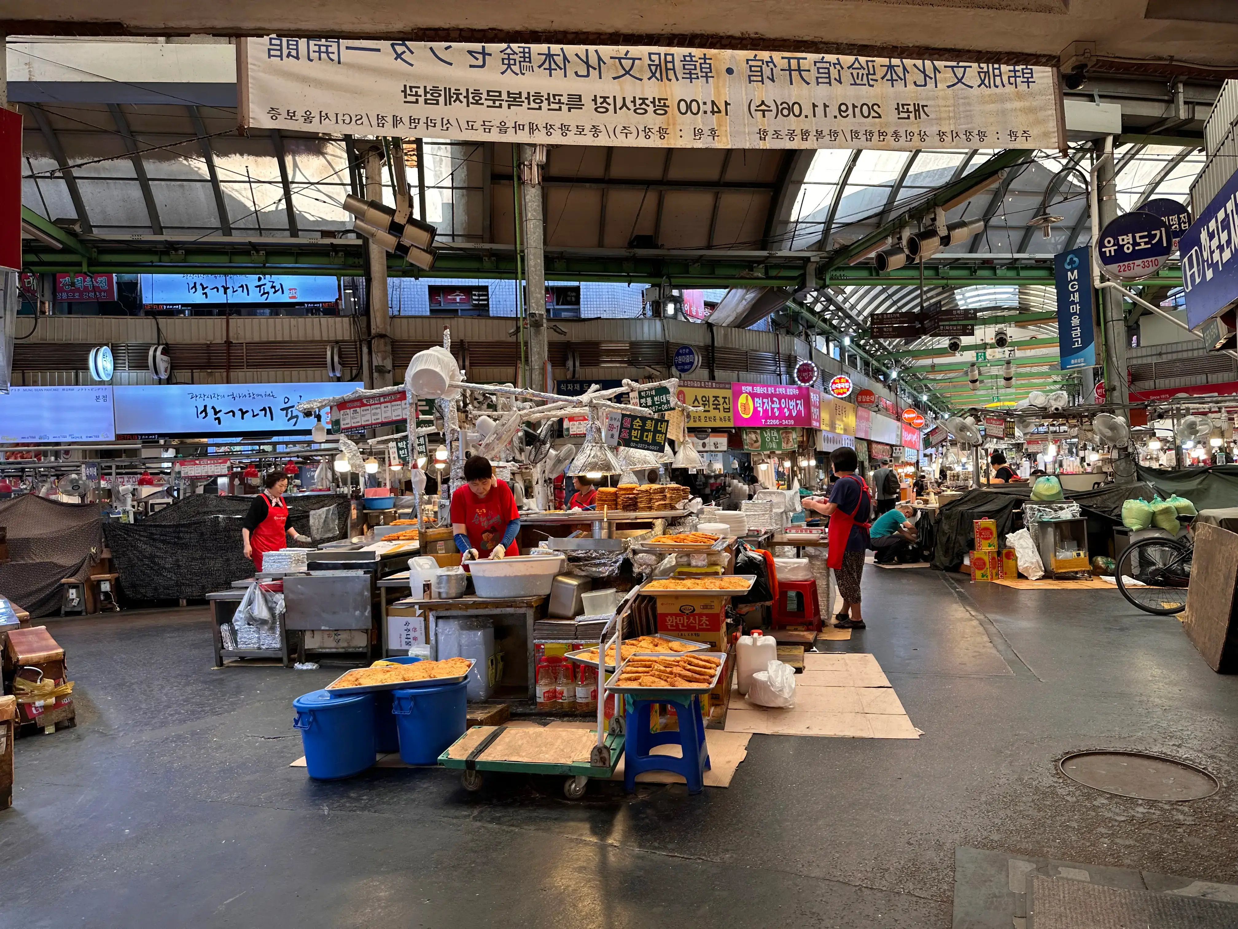 Comer en un mercado local coreano