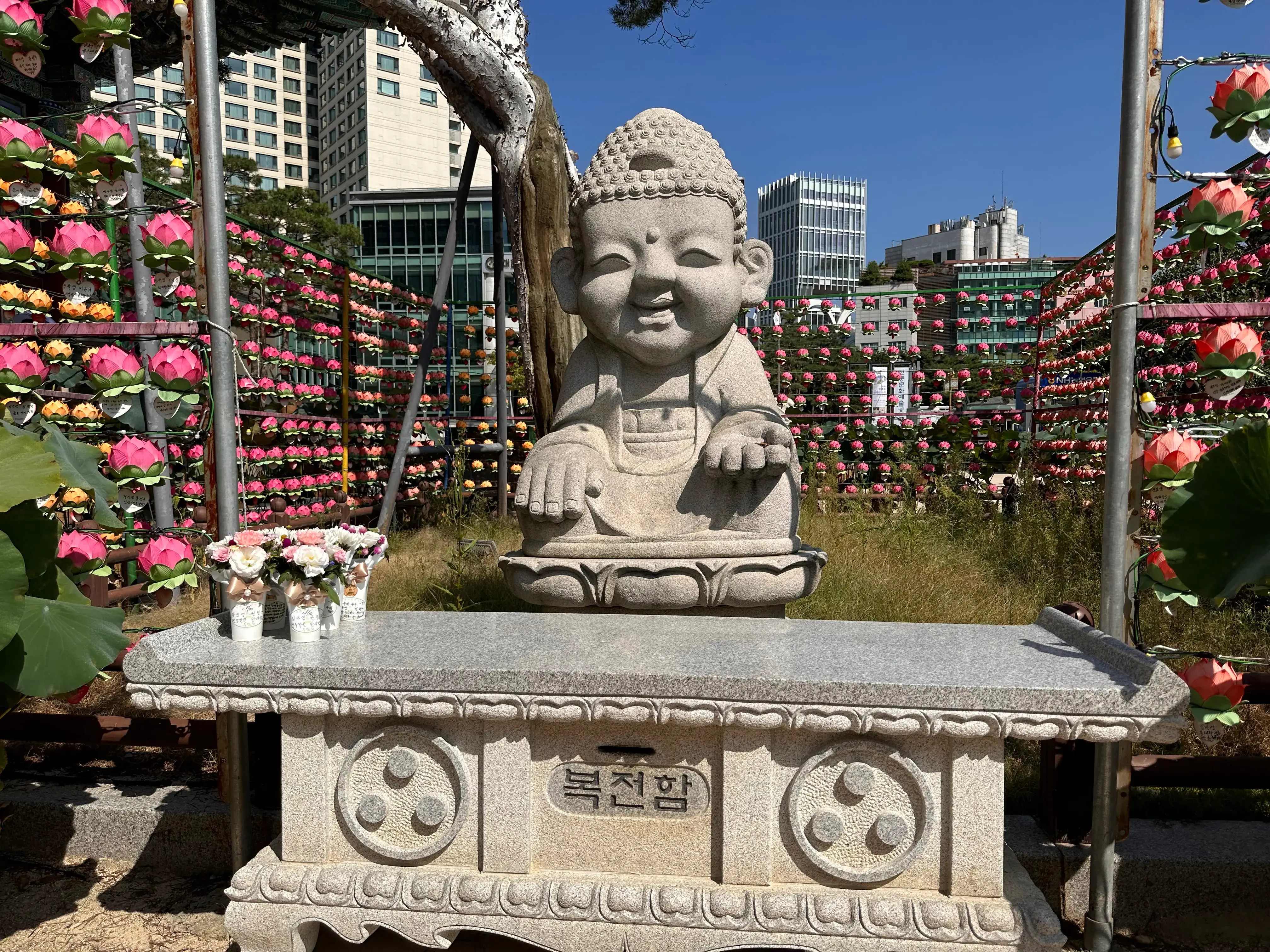 Estatua de Buda en el Templo Jogyesa en Seúl