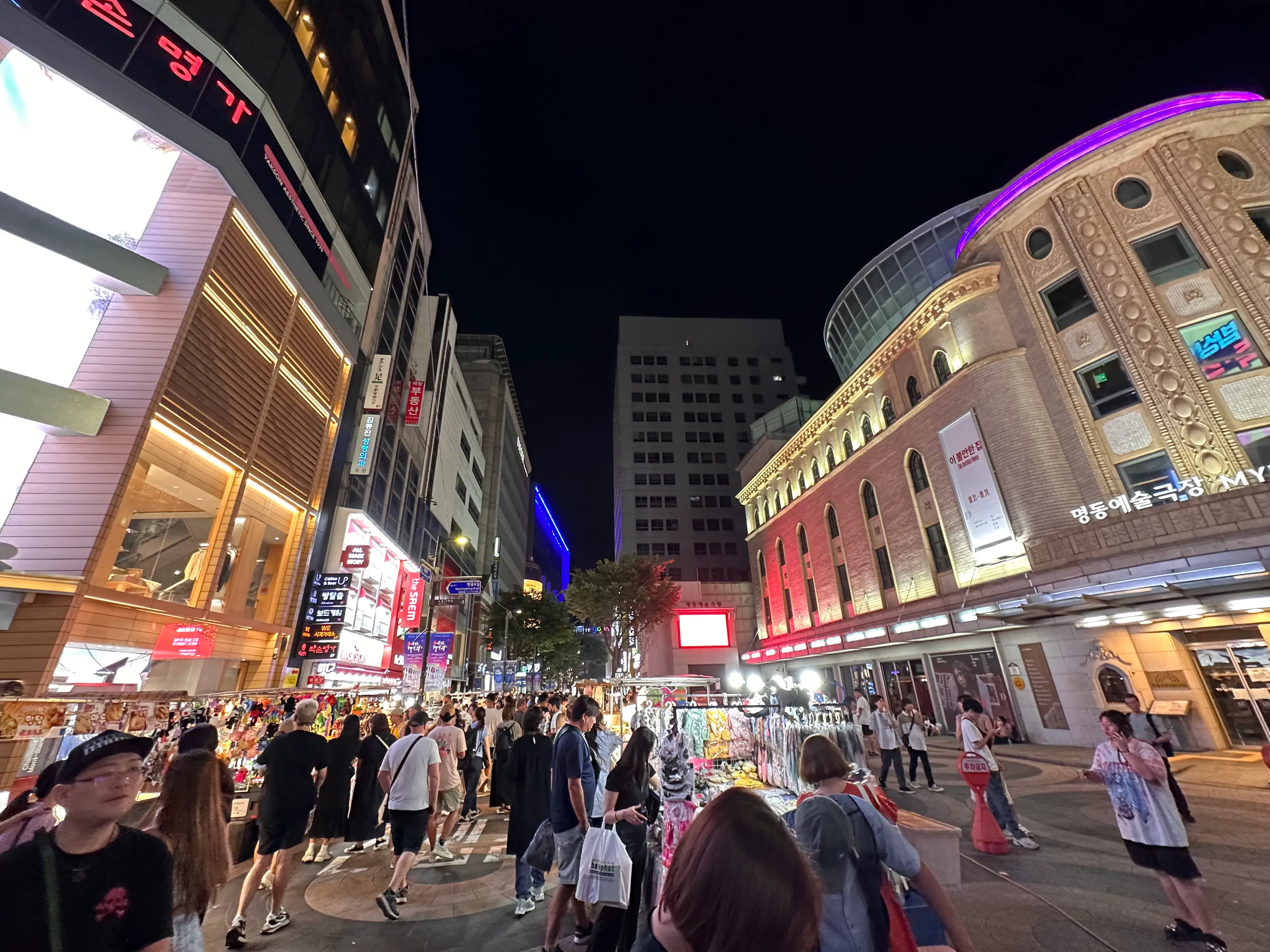 Myeongdong: Compras y Cultura en el Corazón de Seúl
