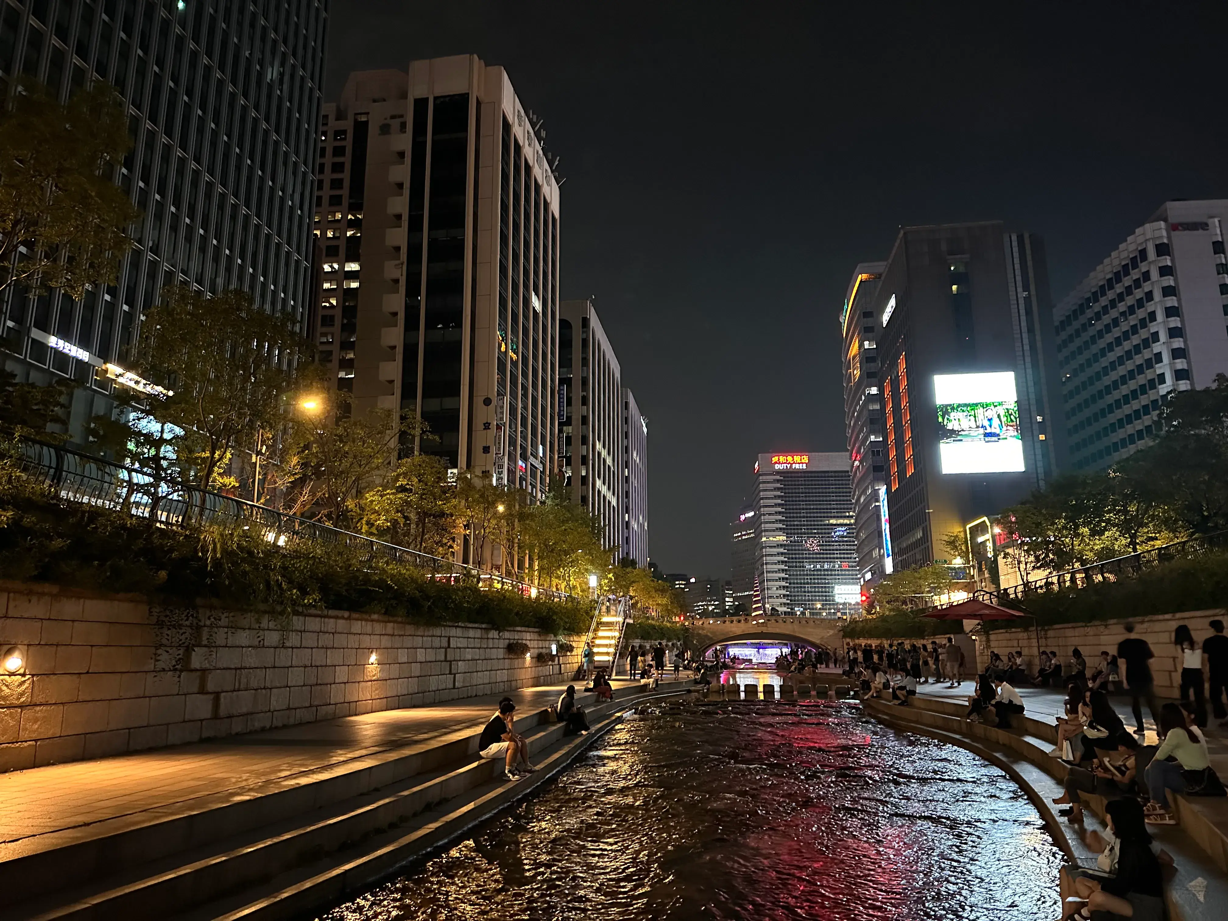 Noches en el río Cheonggyecheon