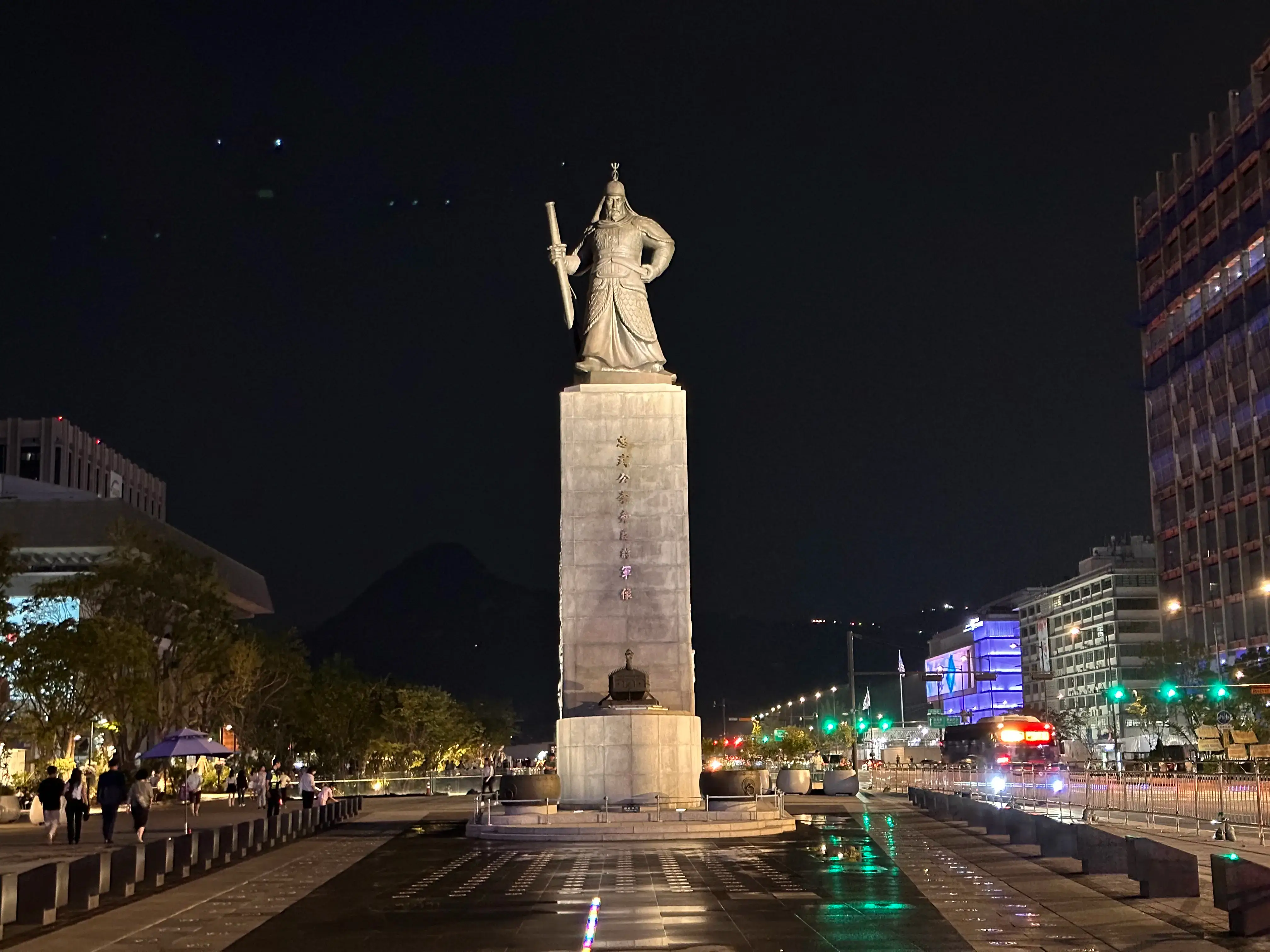 Estatua de Yi Sun-sin en la plaza Gwanghwamun