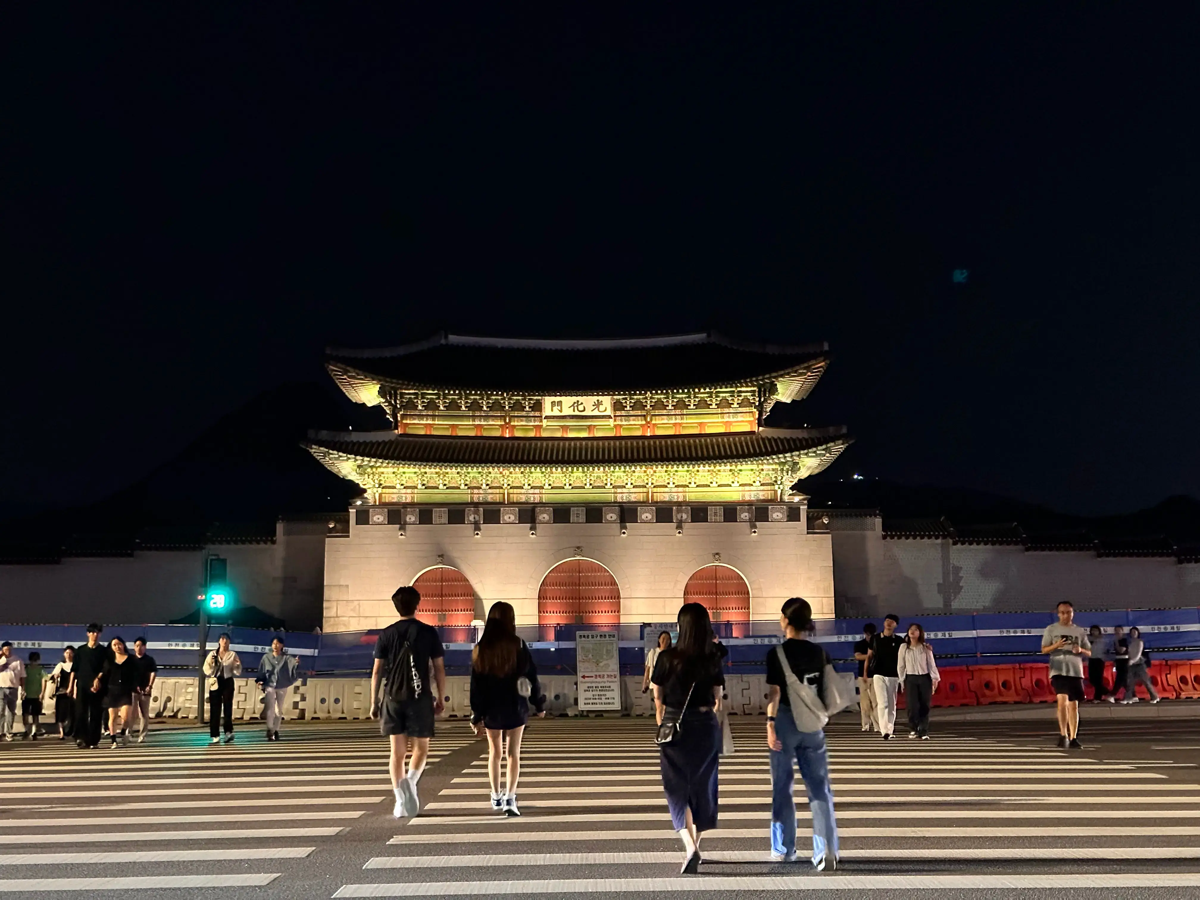 Majestuosa Puerta Gwanghwamun de Noche en Seúl