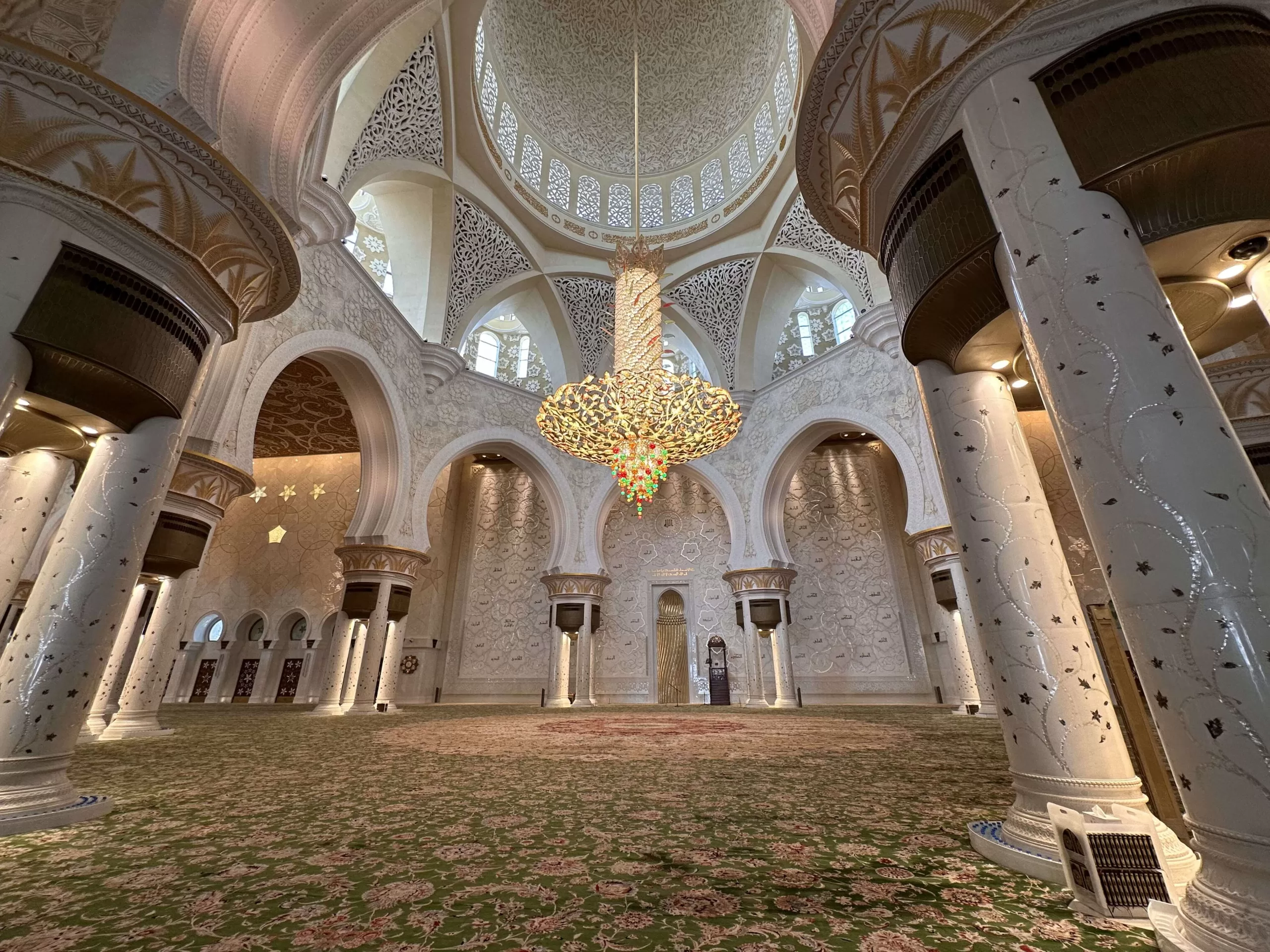 Interior de la Gran Mezquita Sheikh Zayed