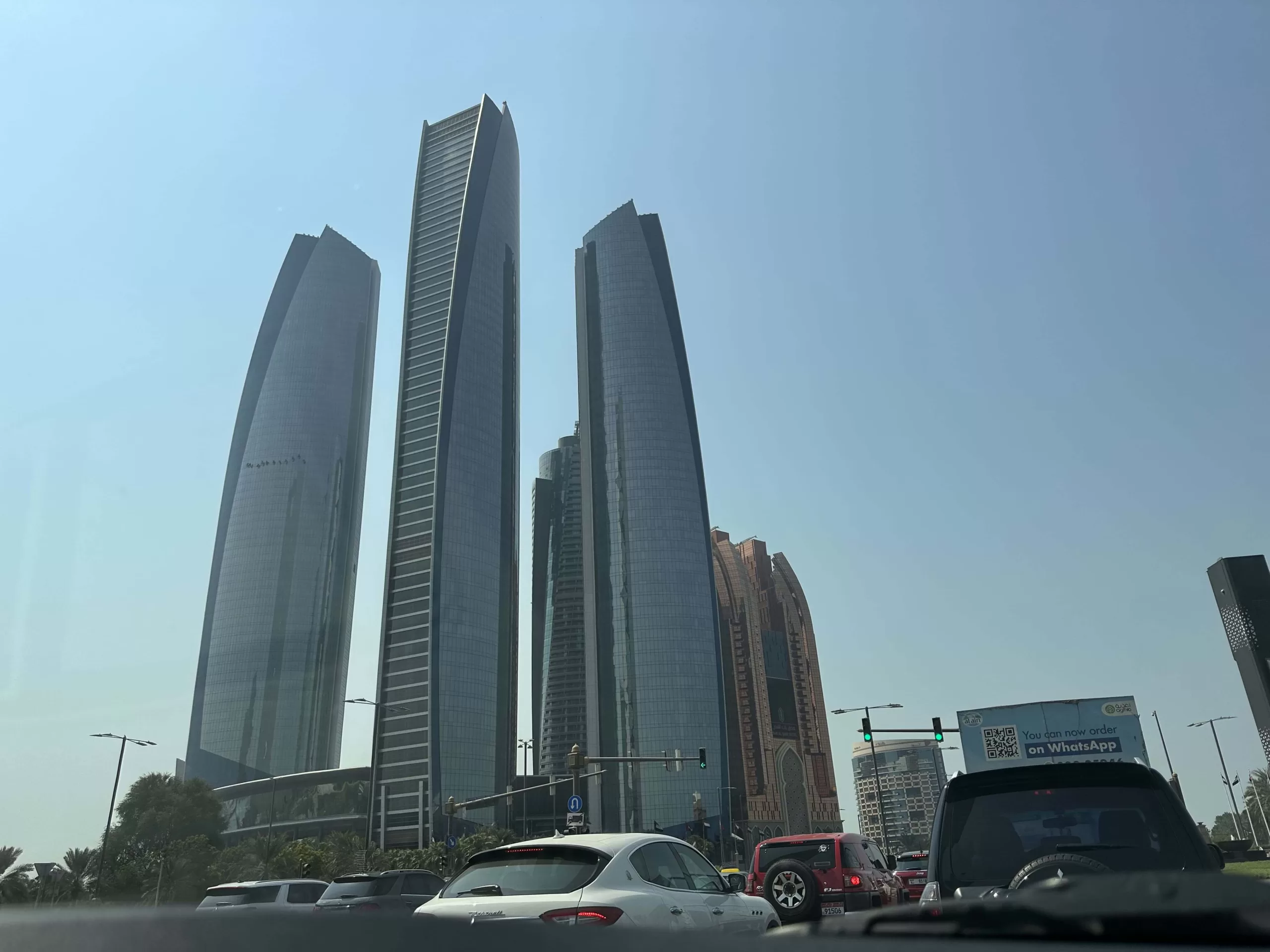 Skyline con las Torres Etihad en Abu Dhabi