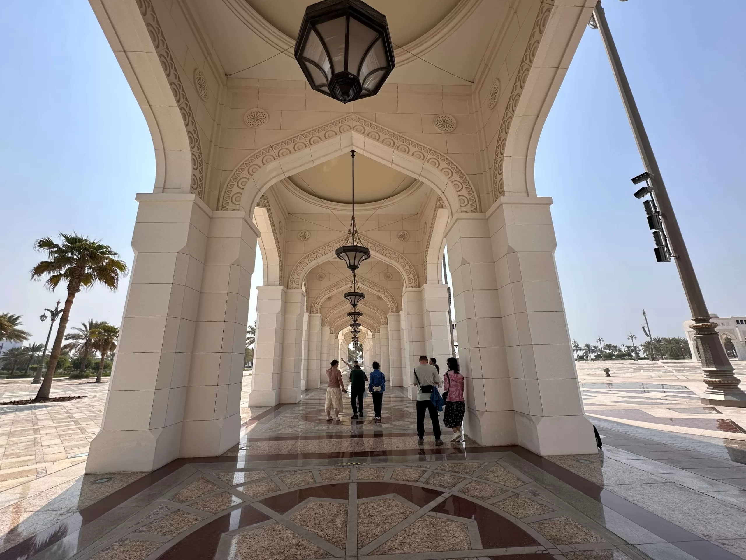 Caminando por el exterior del Palacio de Qasr Al Watan