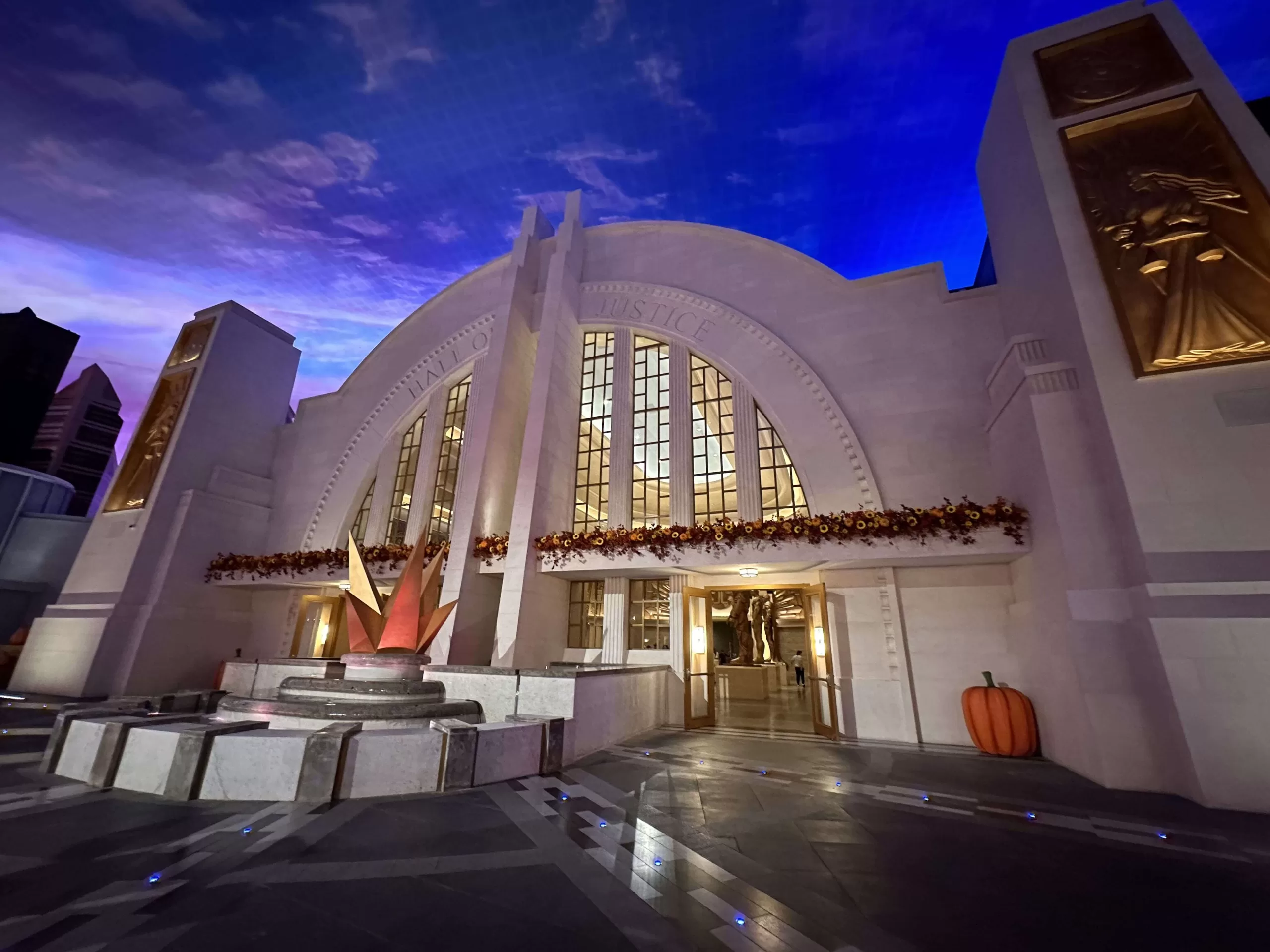 Edificio de la Liga de la Justicia en Warner Bros World en Abu Dhabi