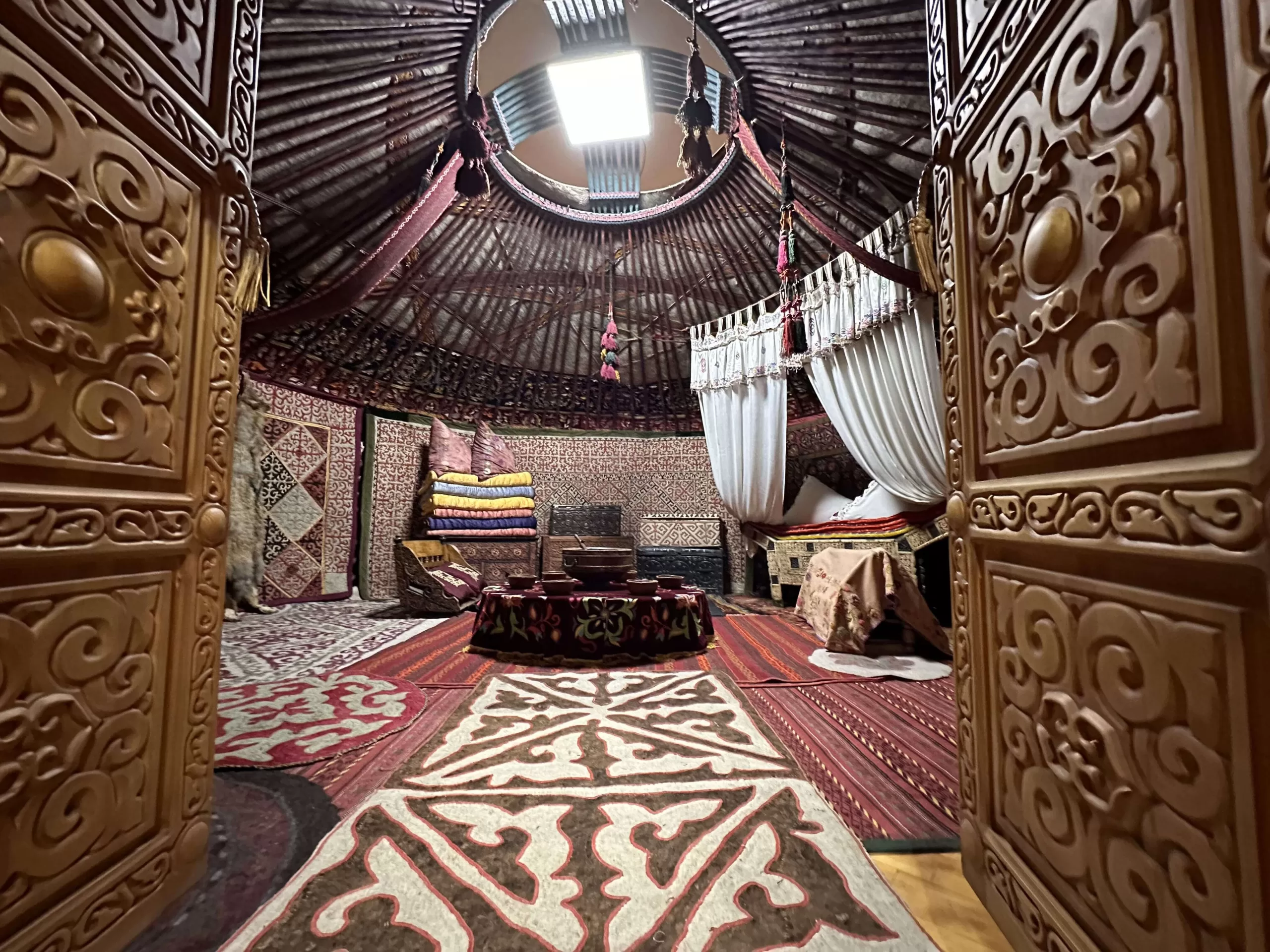 Interior de una Yurta en el Museo Estatal de Kazajistán