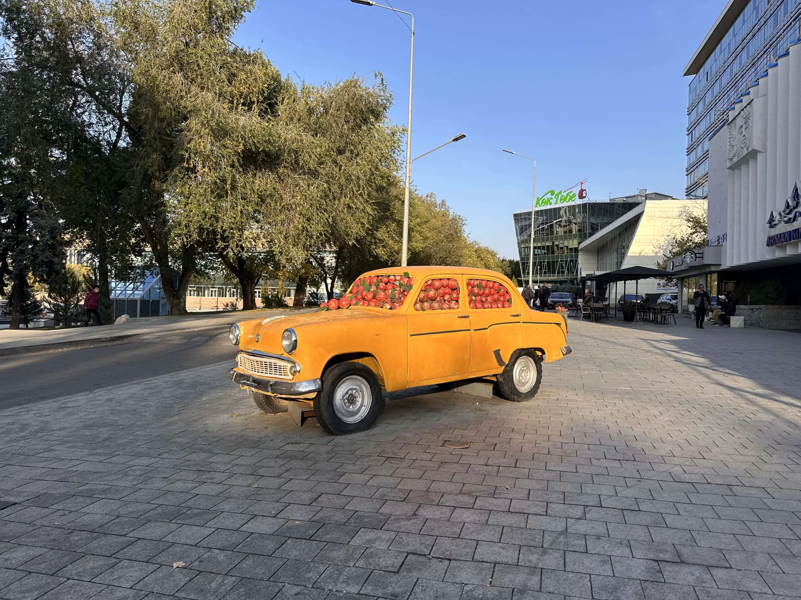 Carro con manzanas frente a Kok Tobe