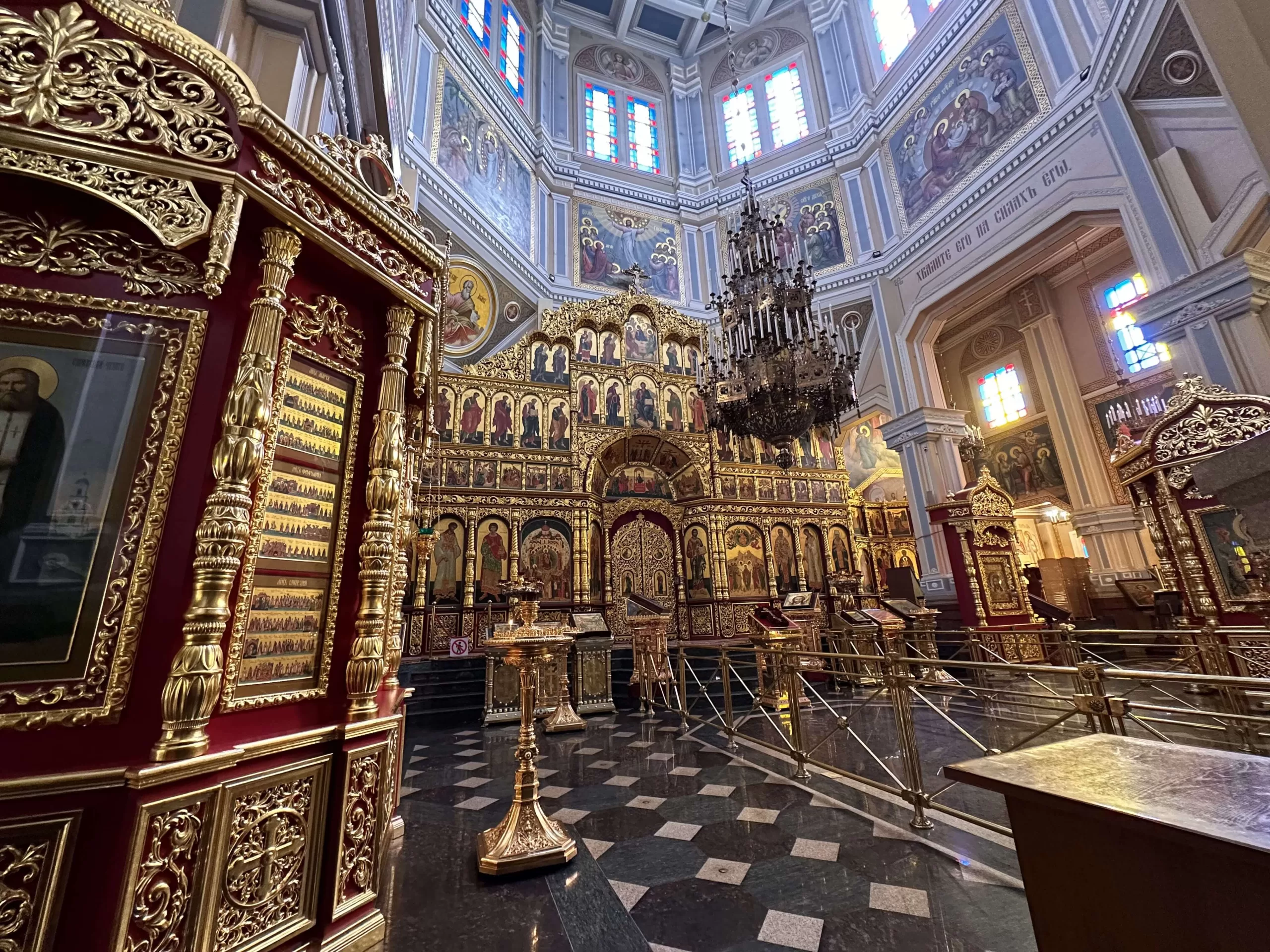 Interior de la Catedral de la Asunción de Almaty