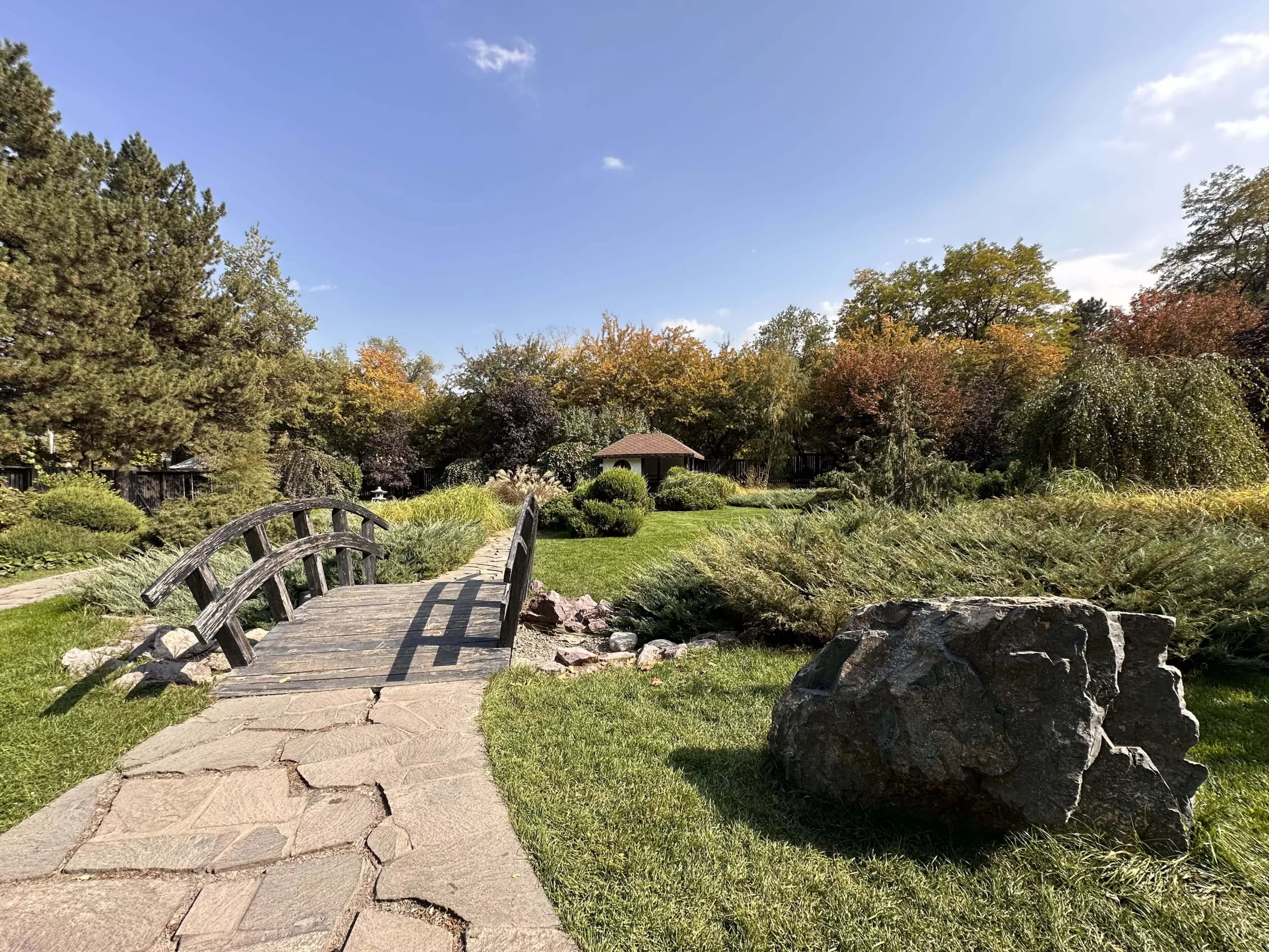 Jardín japones en el jardín Botánico de Almaty