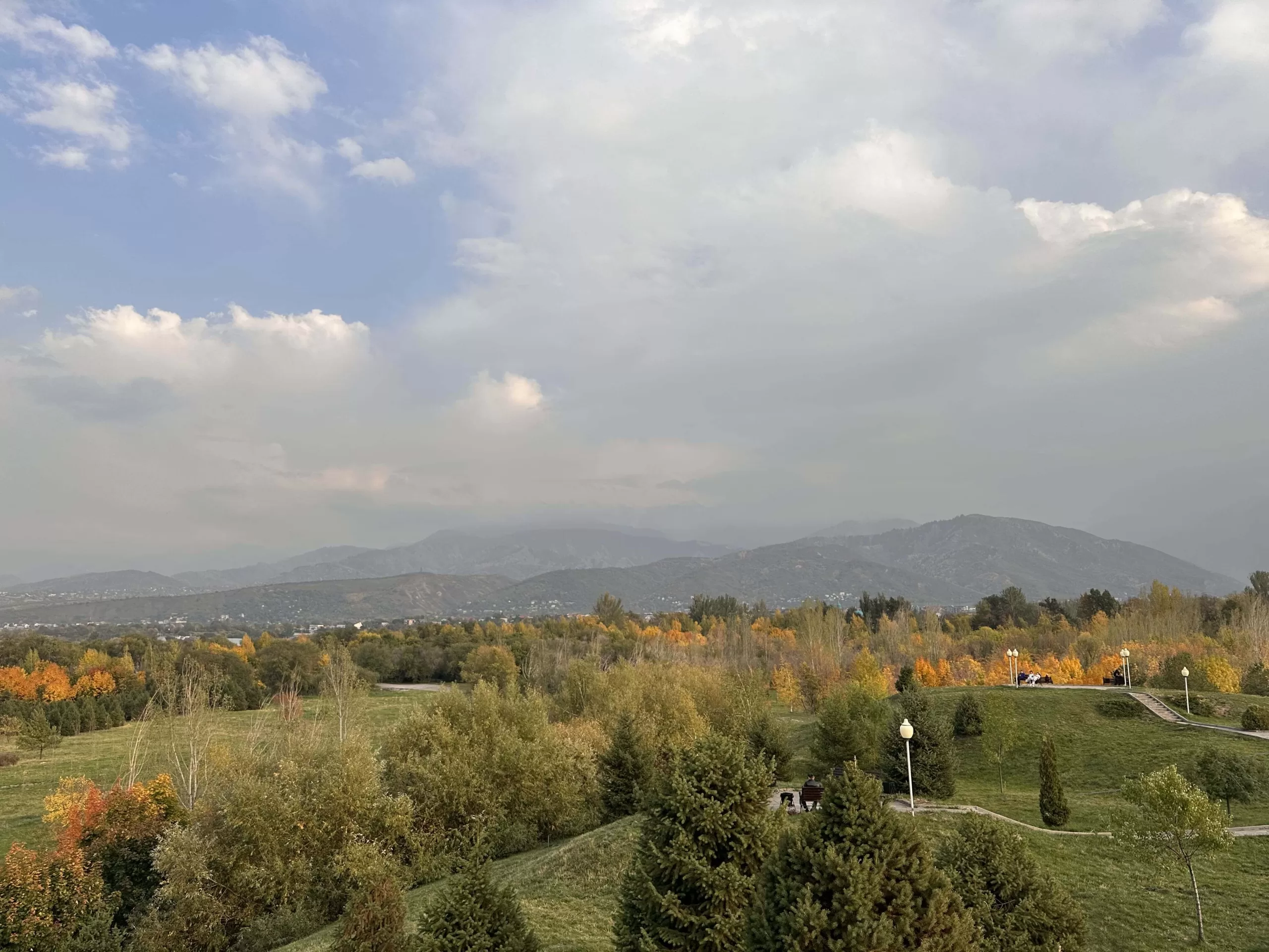 Paisajes en el Parque del Primer Presidente en Almaty