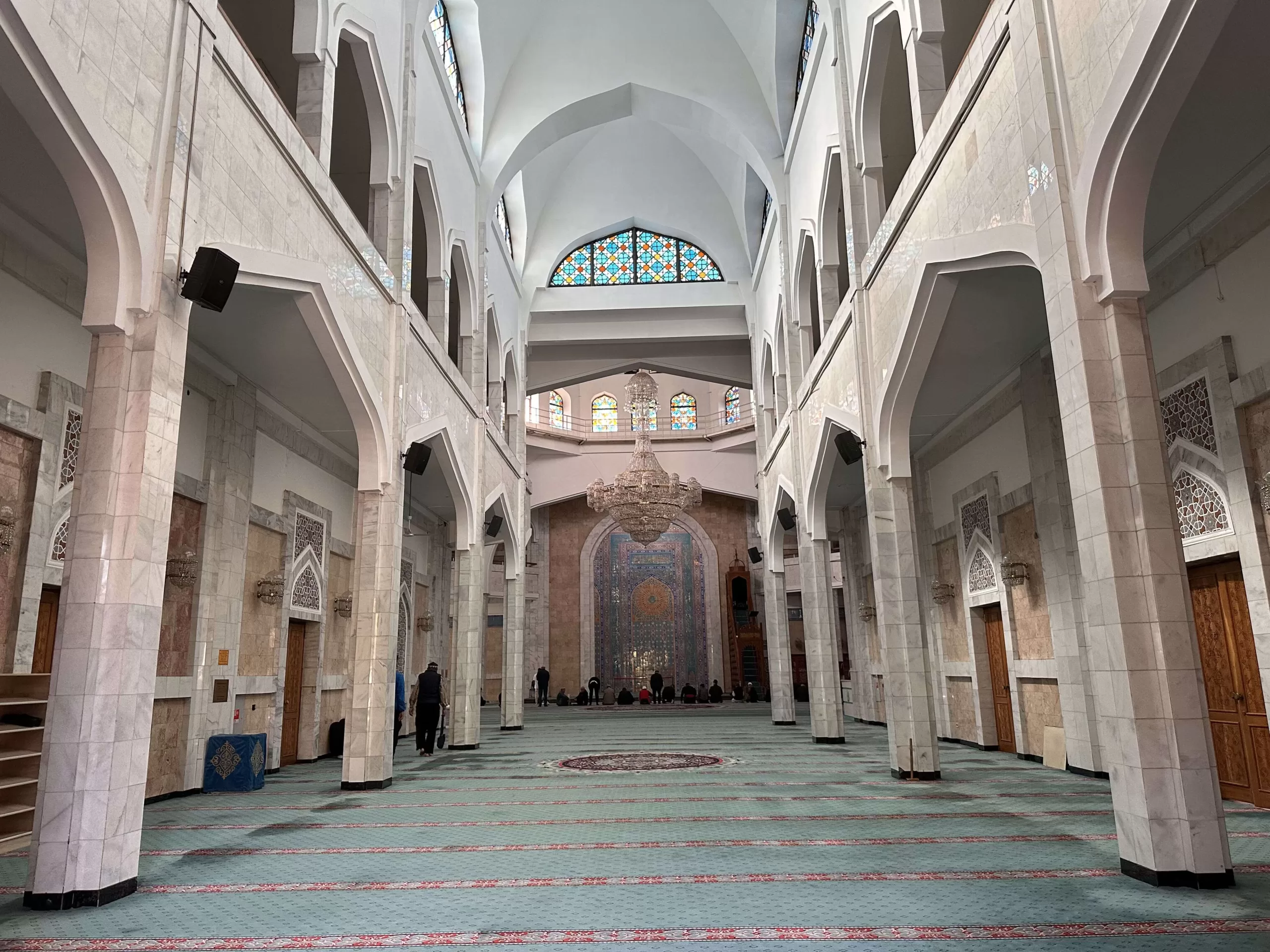 Interior de la mezquita de Almaty