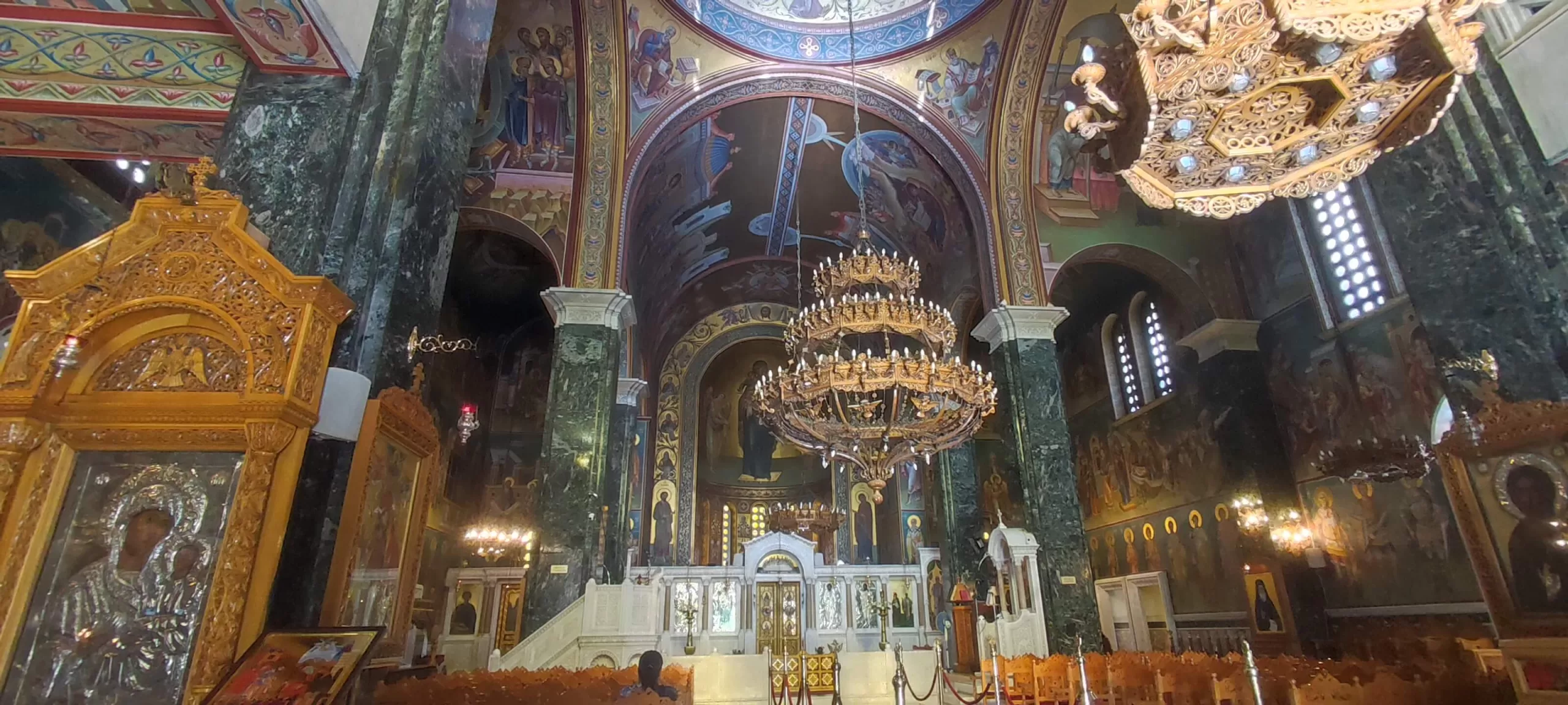 Interior de la Iglesia Ieros Naos Panagias Dexias