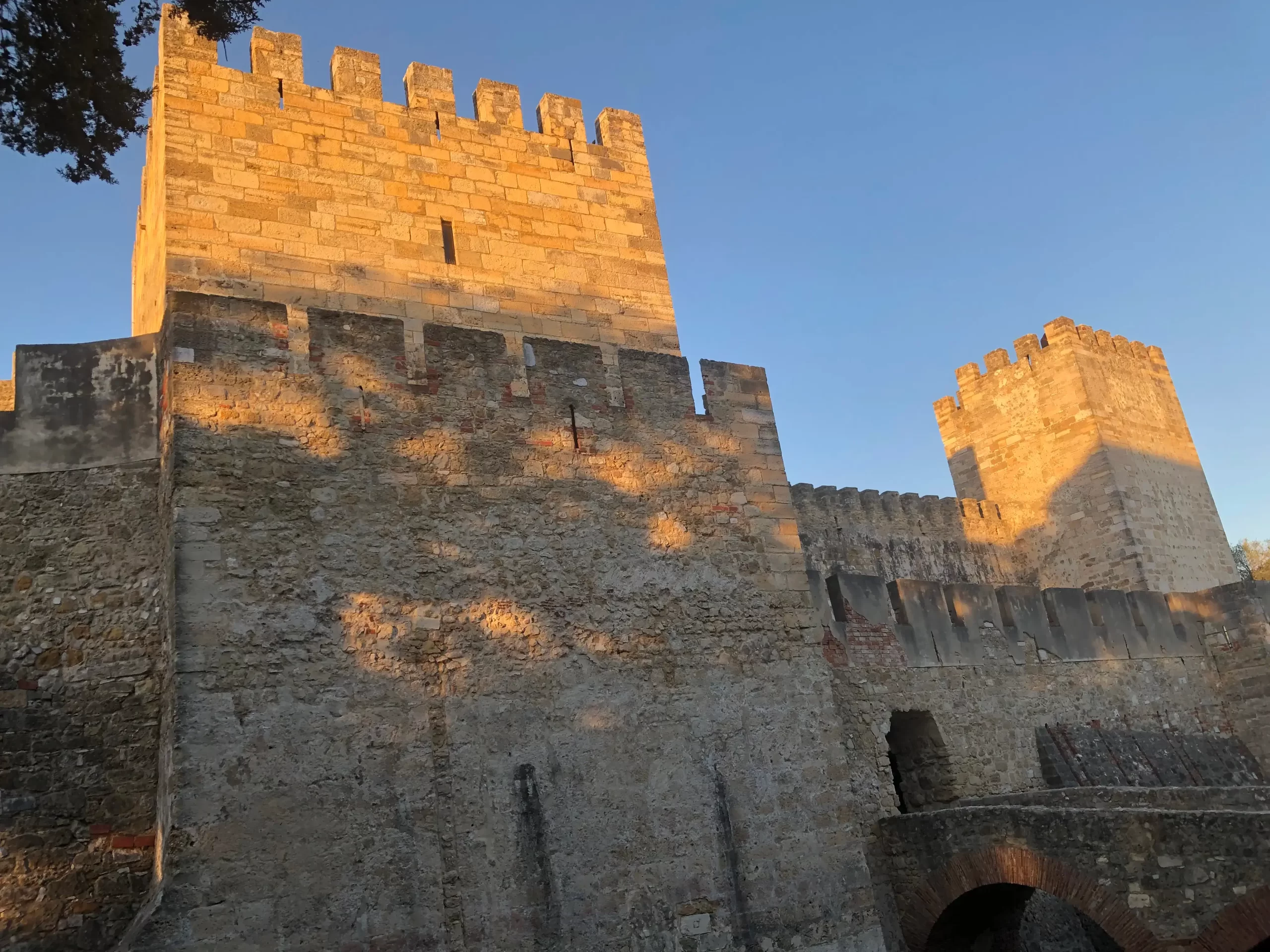 Murallas y torres del castillo San Jorge en Lisboa