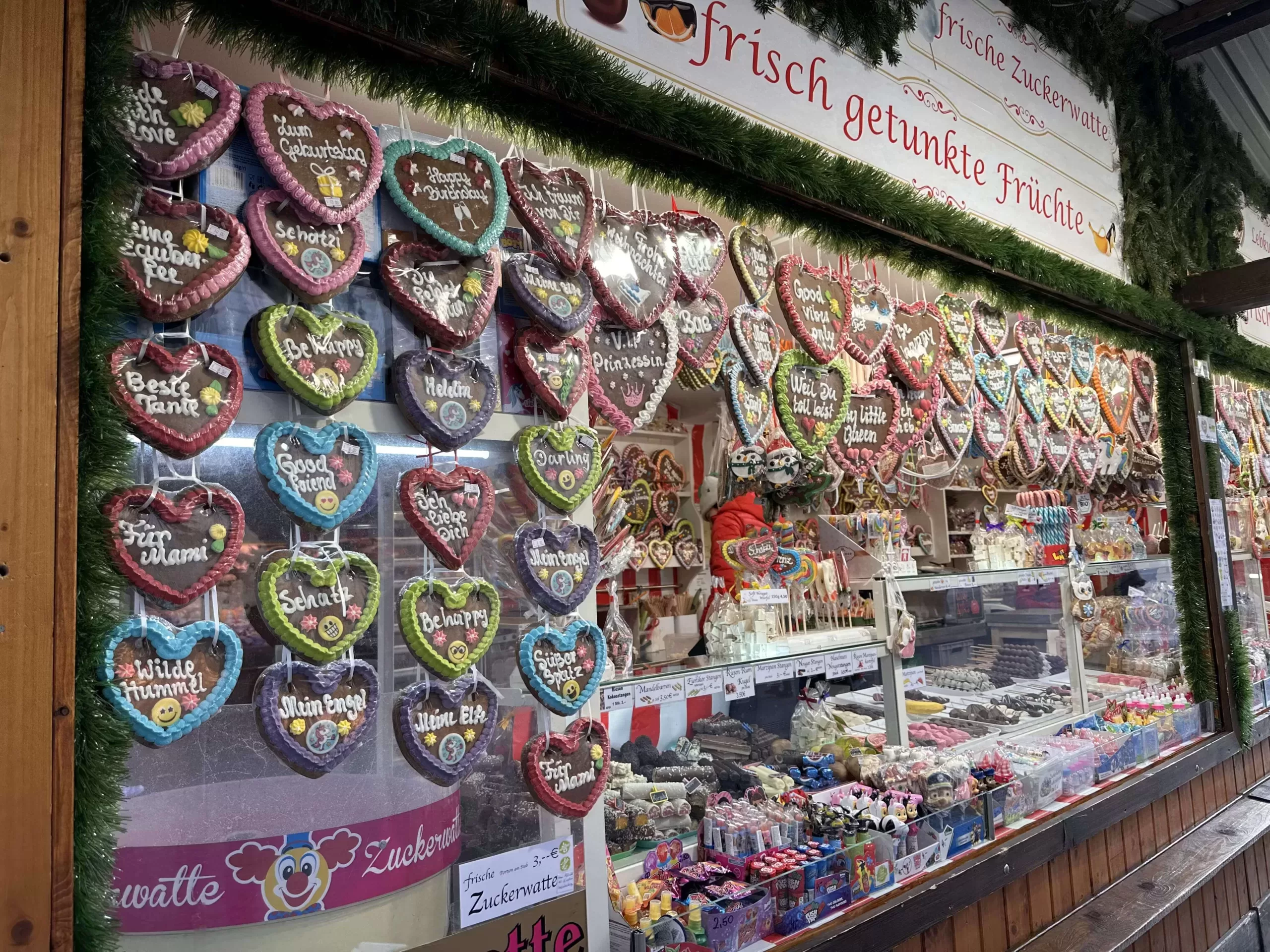 Comida en el mercado navideño de la ciudad de Viena