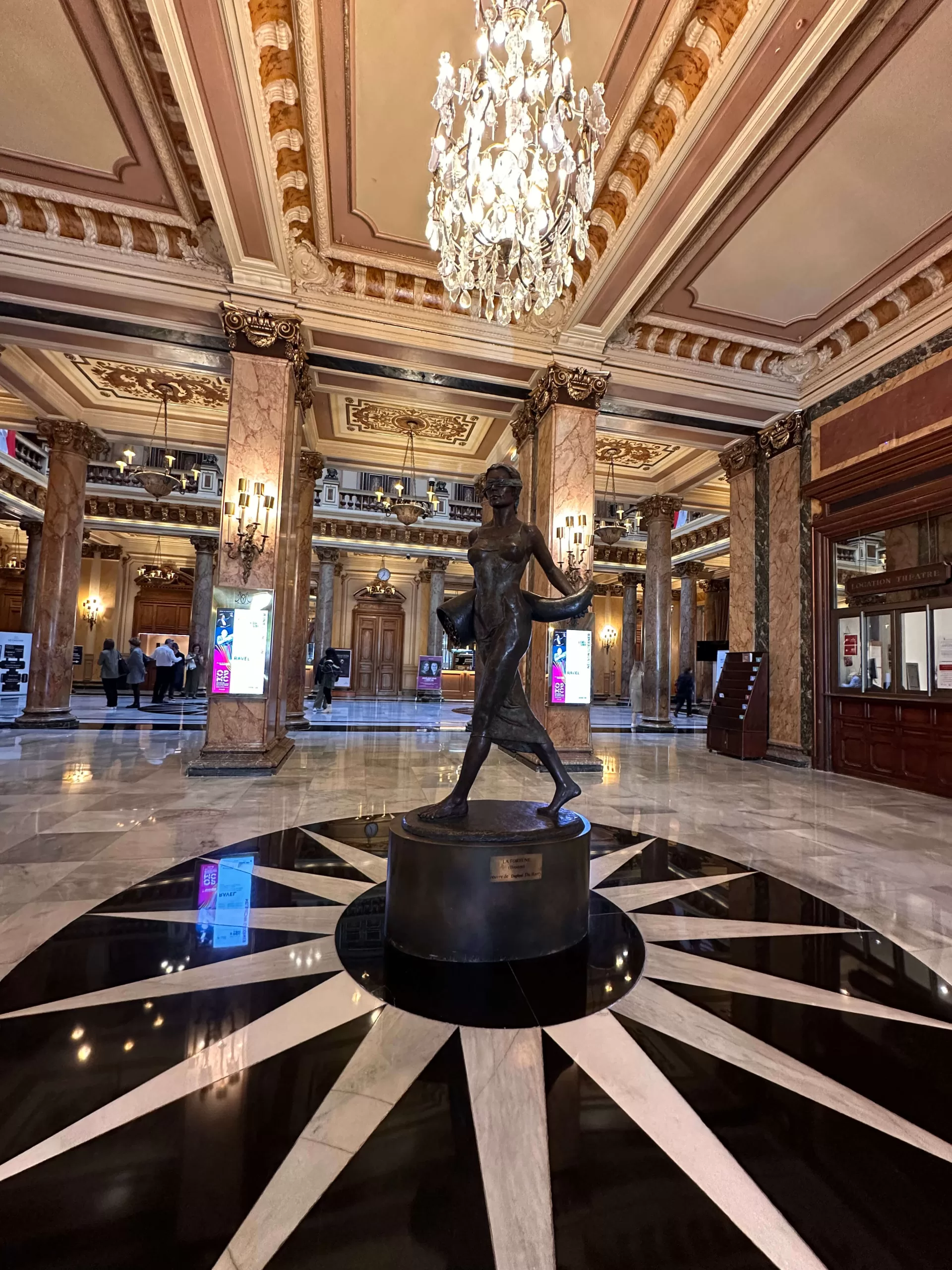 Estatua dentro del casino en la ciudad de Mónaco