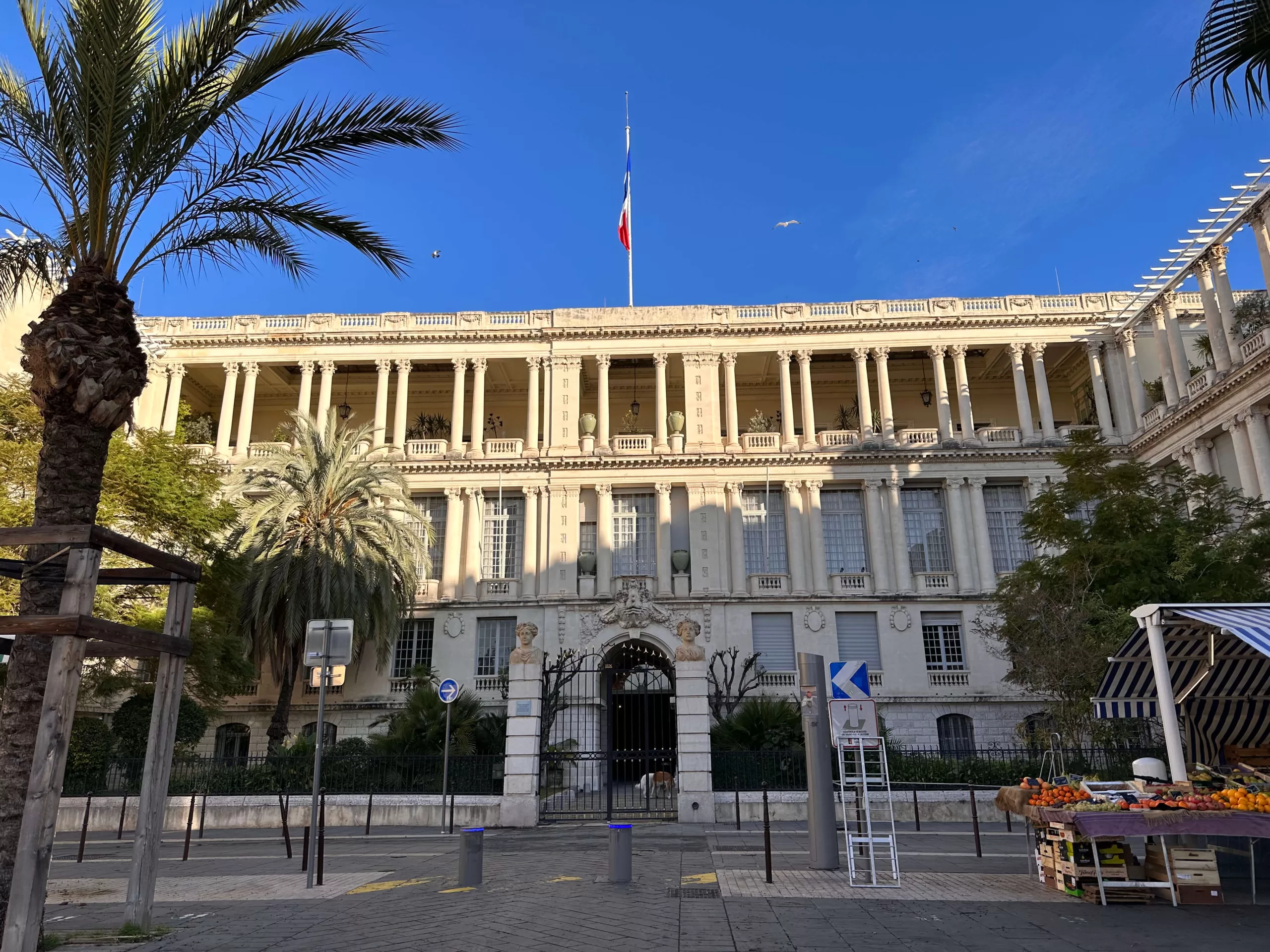 Edificios imponentes en Niza