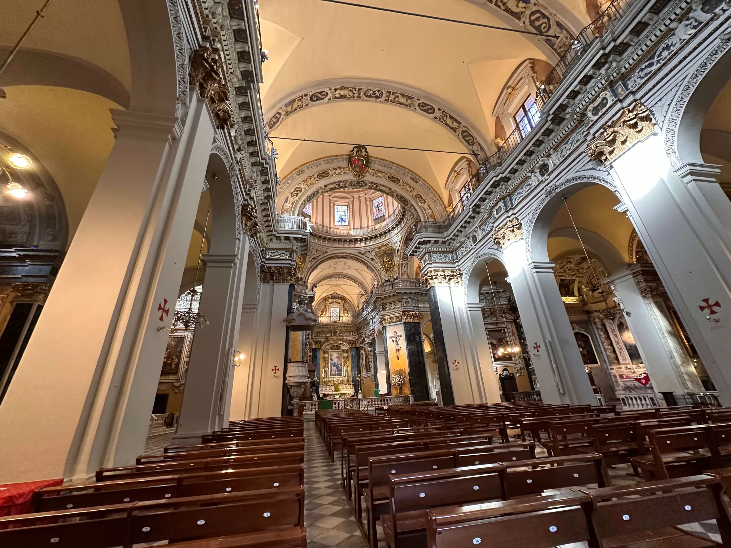 Interior de la Catedral basílica de Santa María y Santa Reparata en Niza
