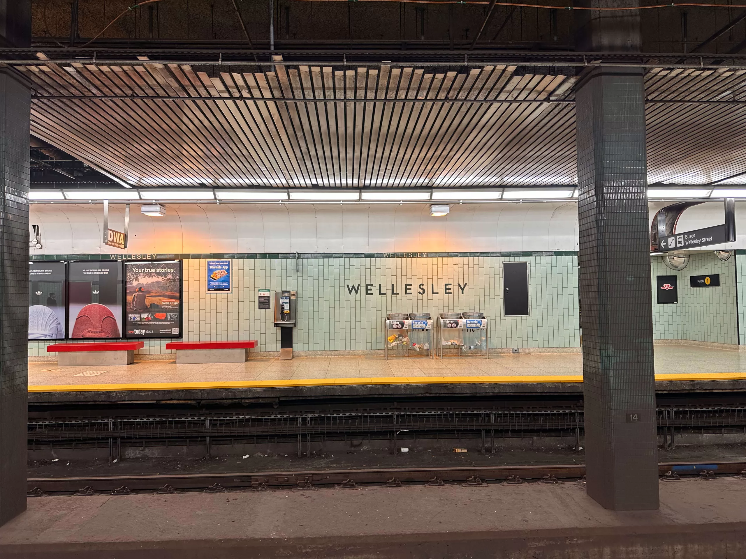 Interior del metro de la ciudad de Toronto