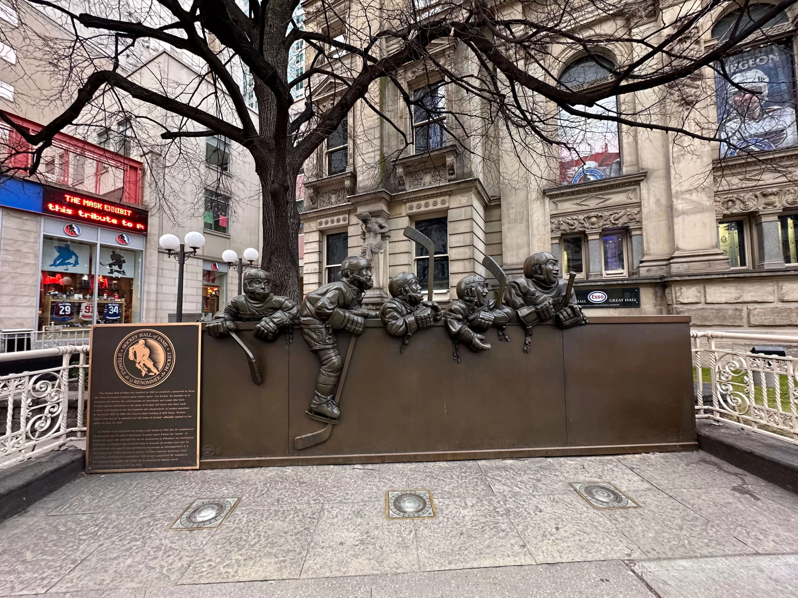 Estatua fuera del Salón de la Fama del Hockey