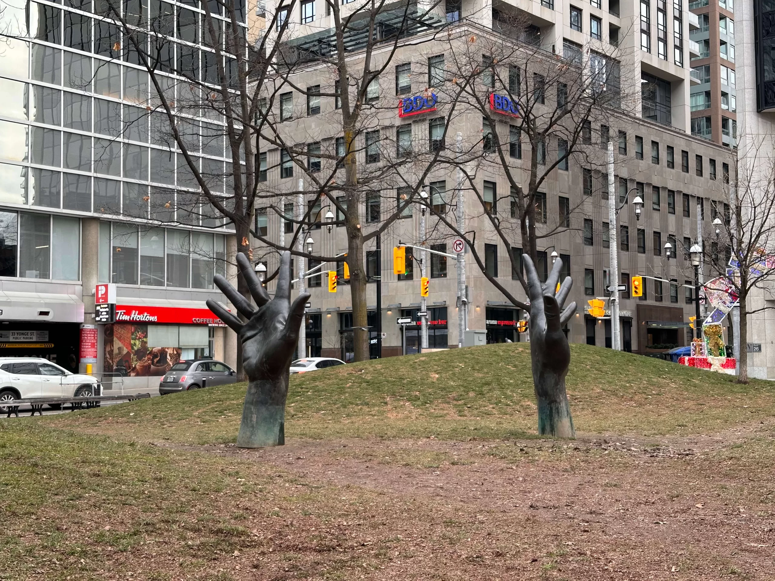 Manos en el Parque Berczy - 25 lugares turísticos en Toronto