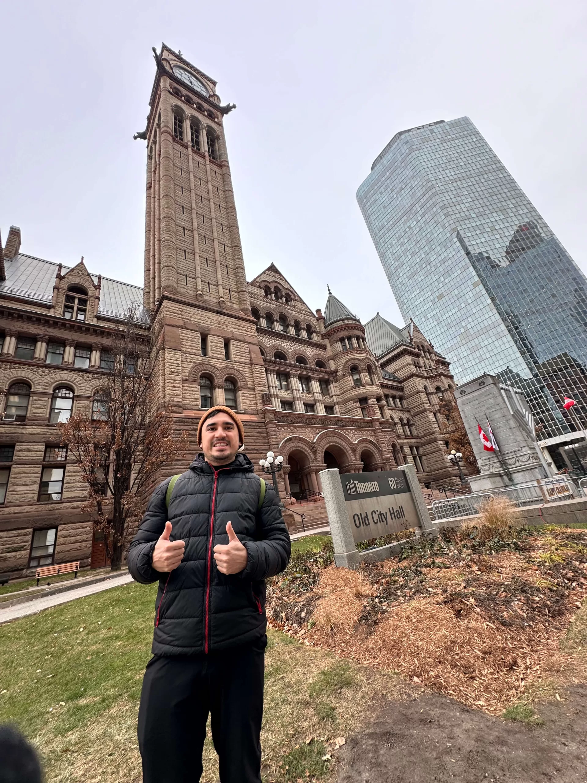 Foto frente al Ayuntamiento de Toronto