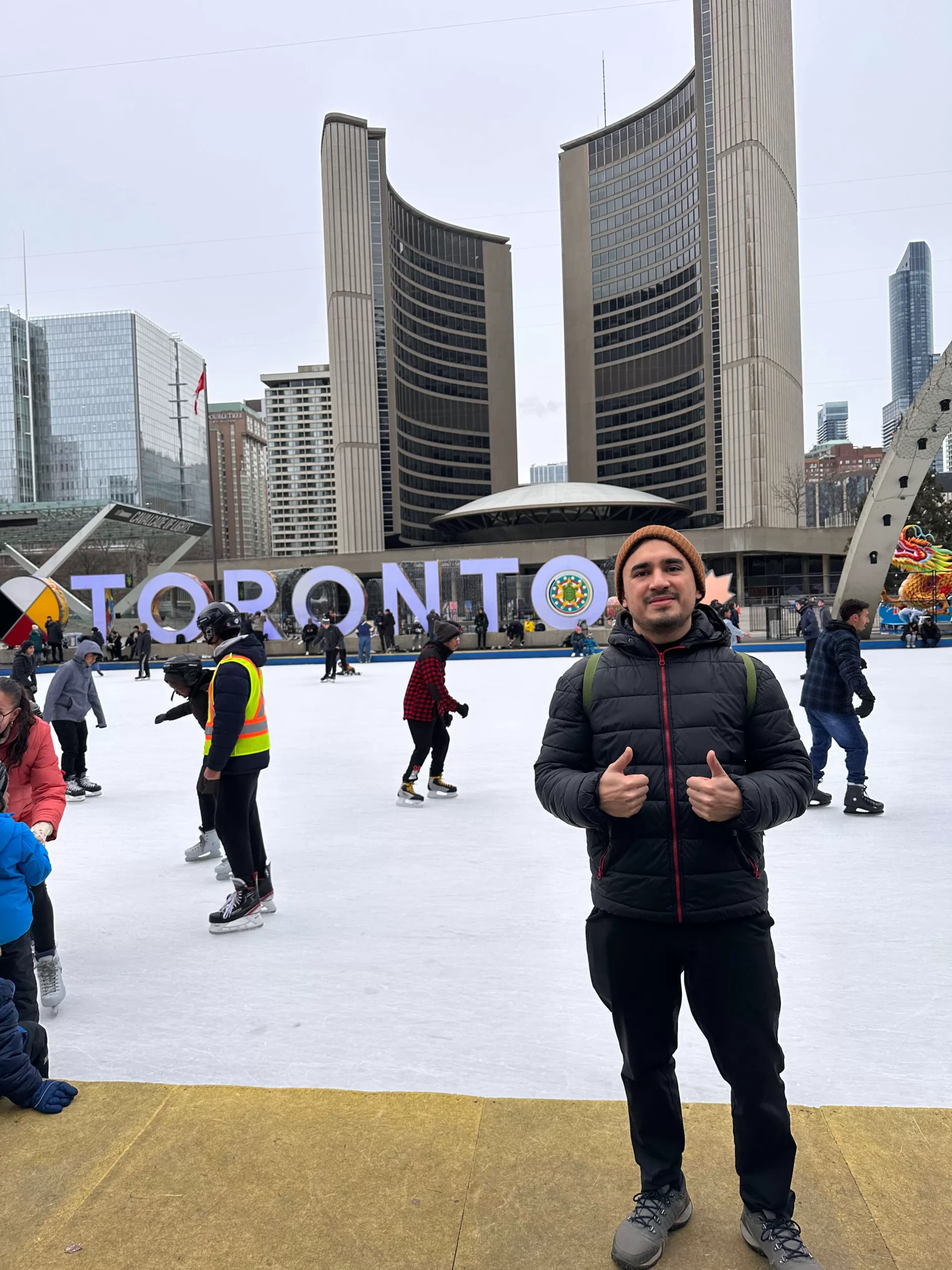 Foto frente a las letras de Toronto