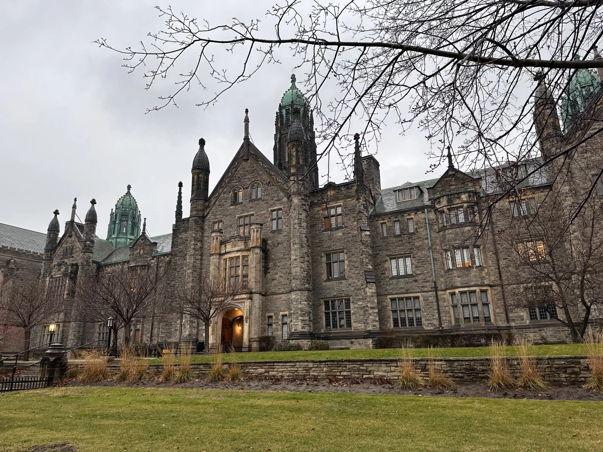 Fachada de la universidad de Toronto