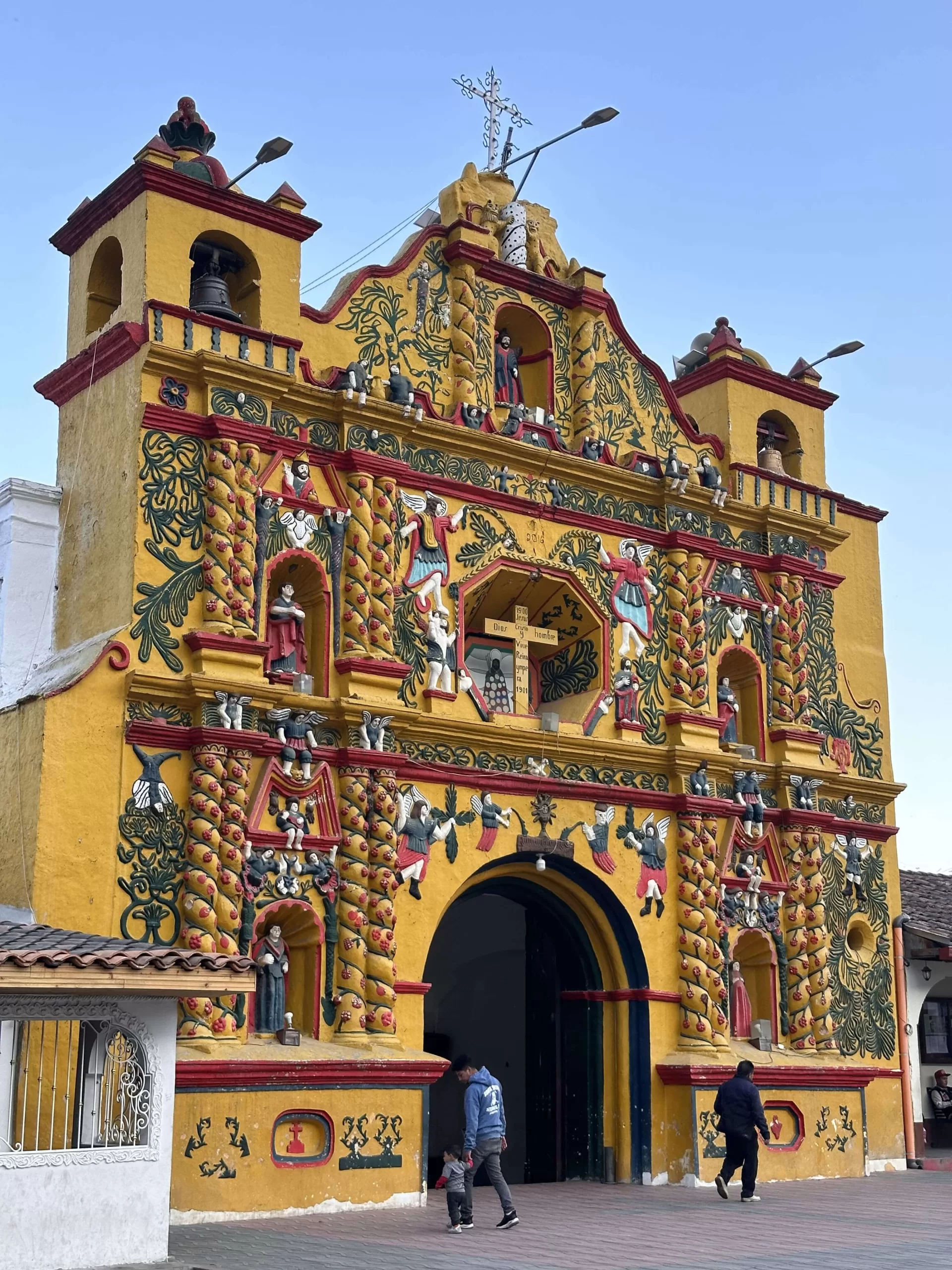 Colorida iglesia en Guatemala