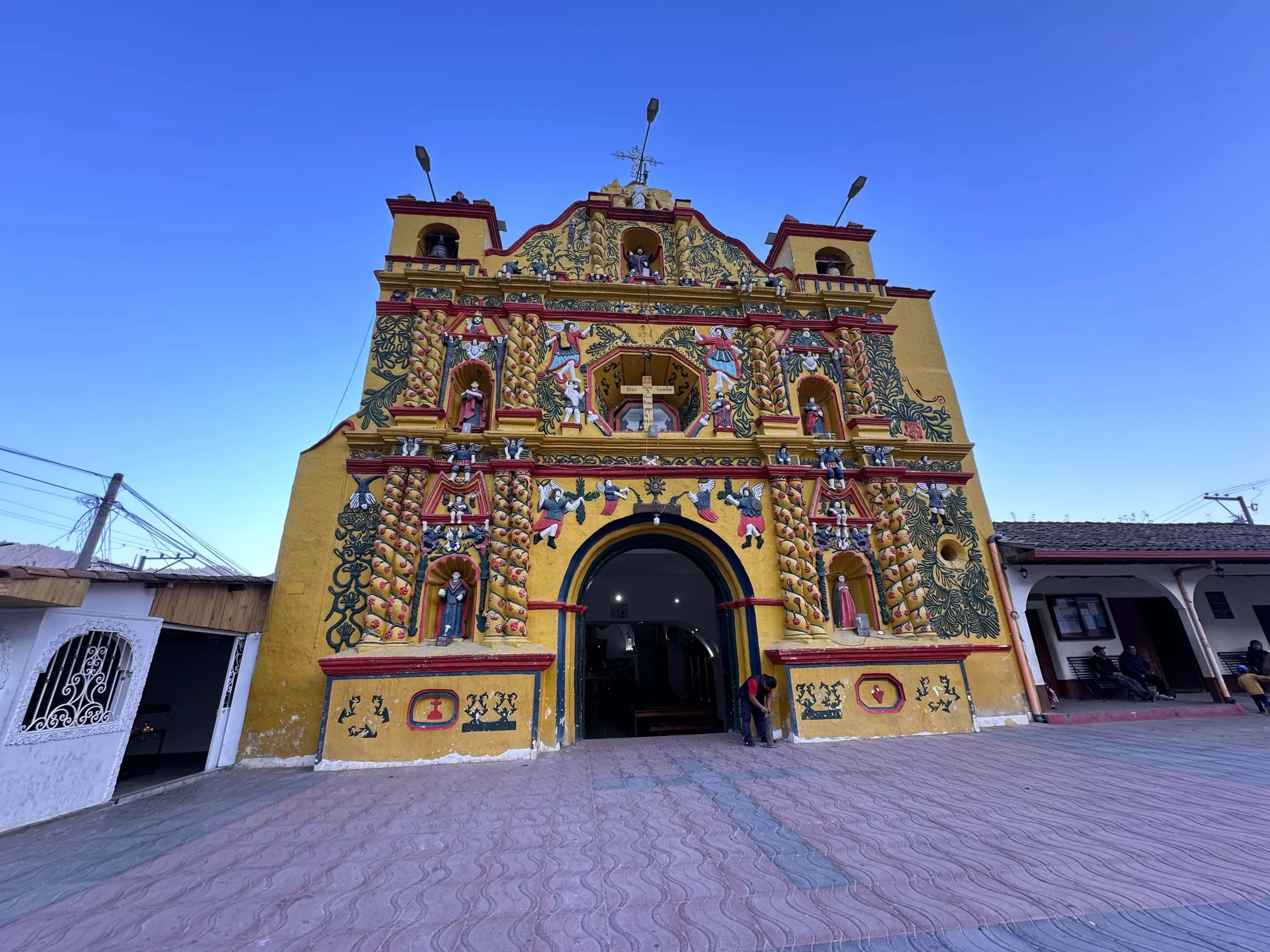 Visitar la iglesia de San Andrés Xecul en Guatemala