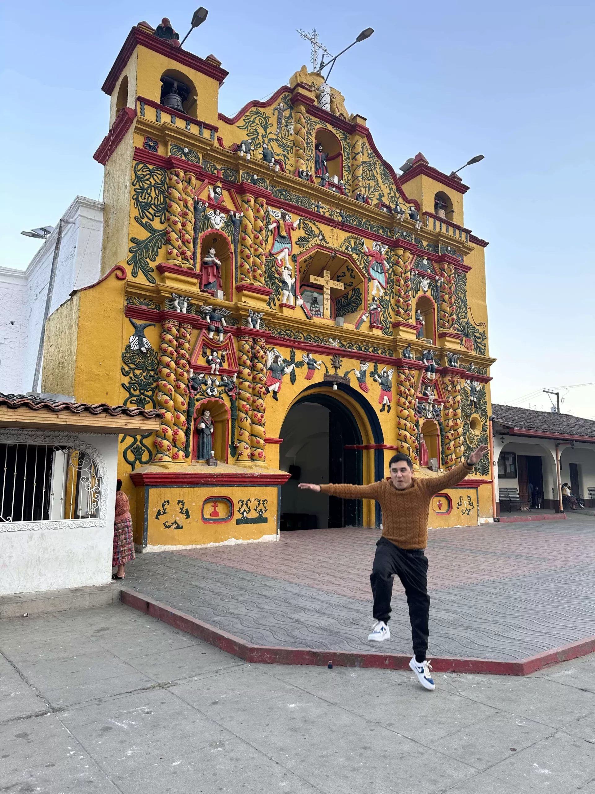 Frente a la iglesia de San Andrés Xecul en totonicapán