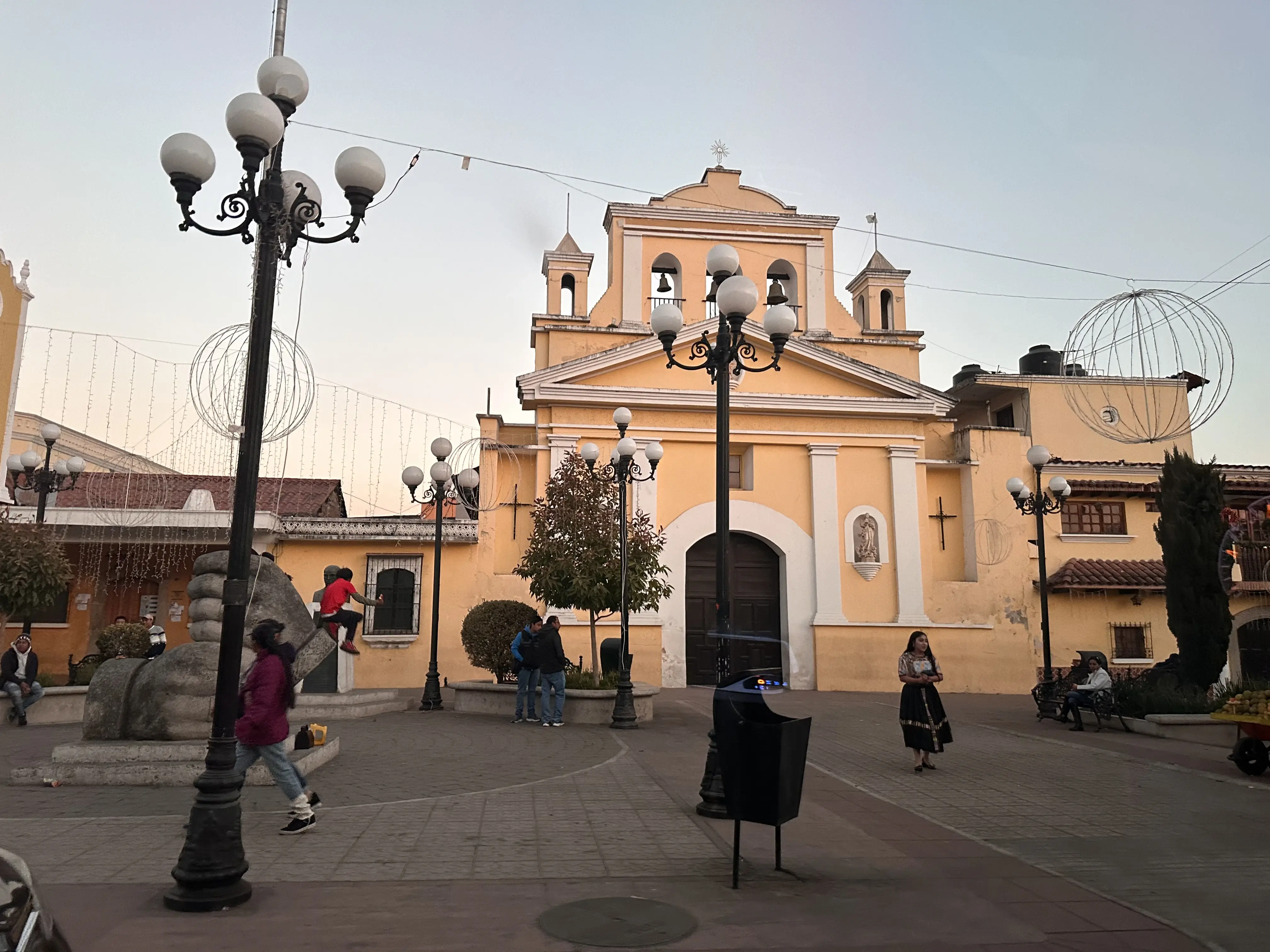 Parroquia San Luis en el centro de la comunidad