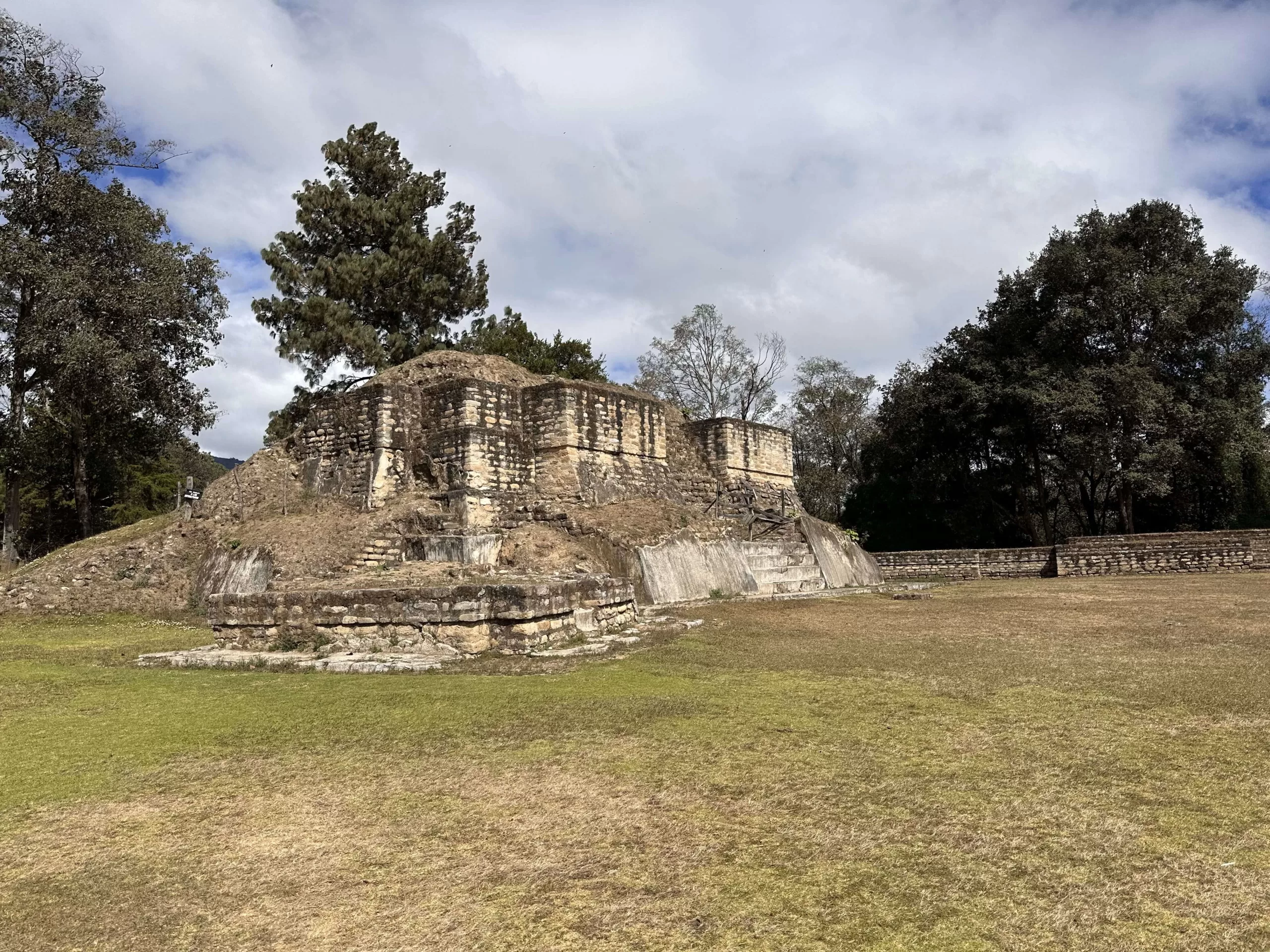 Ruinas de los templos en Iximché
