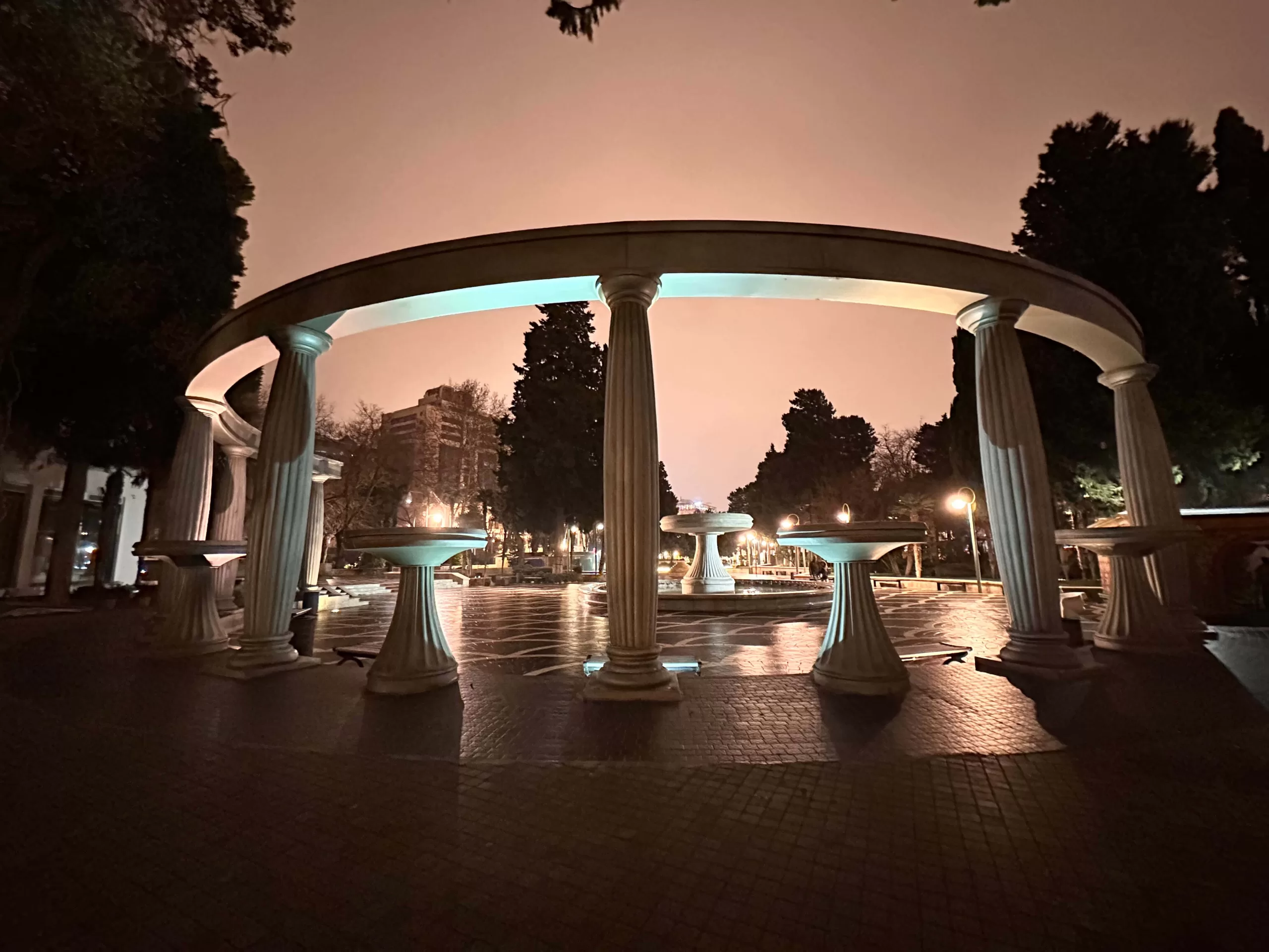 Plaza de las fuentes en la ciudad de Bakú