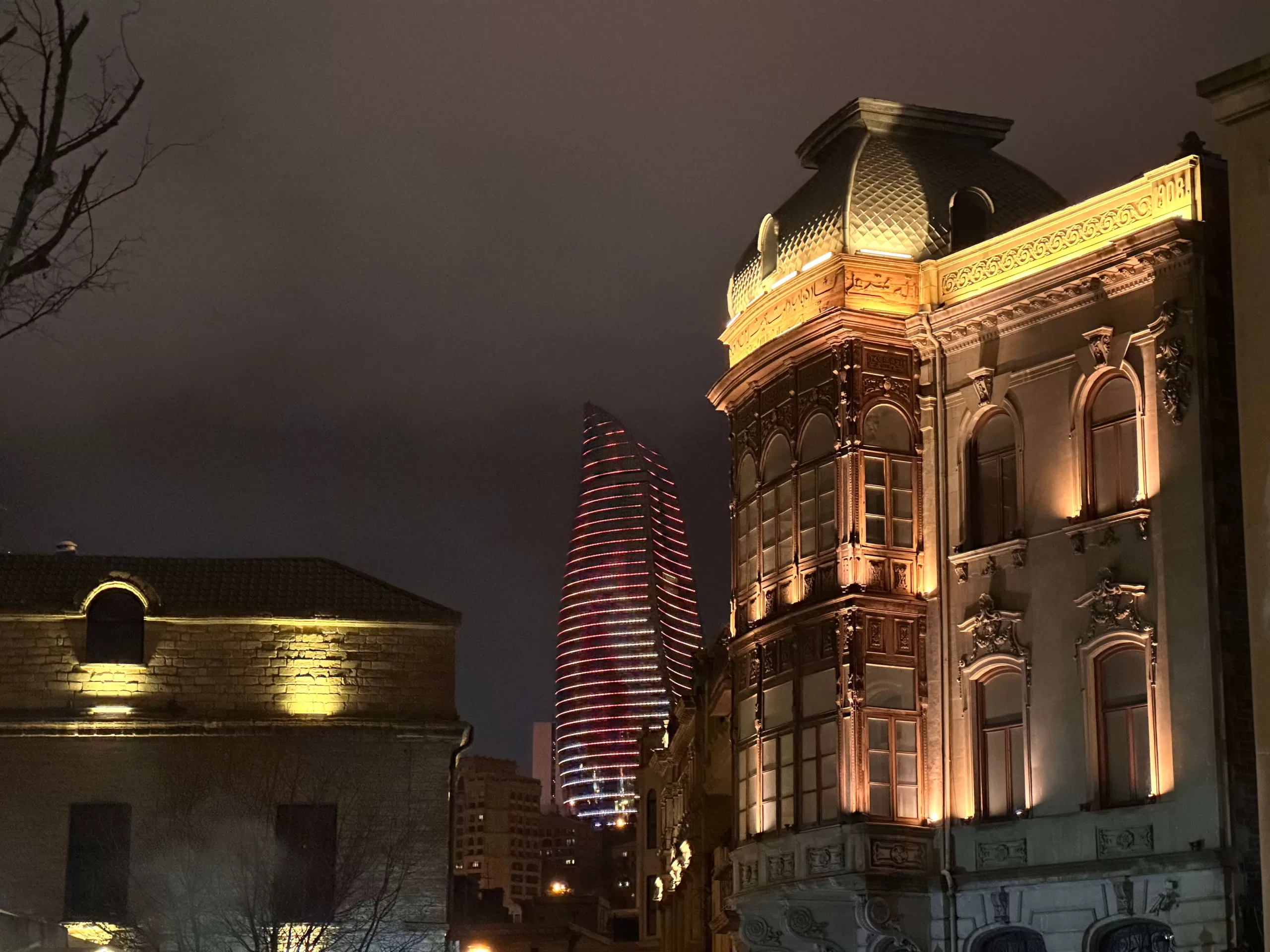 Las Flame Towers encendidas por la noche