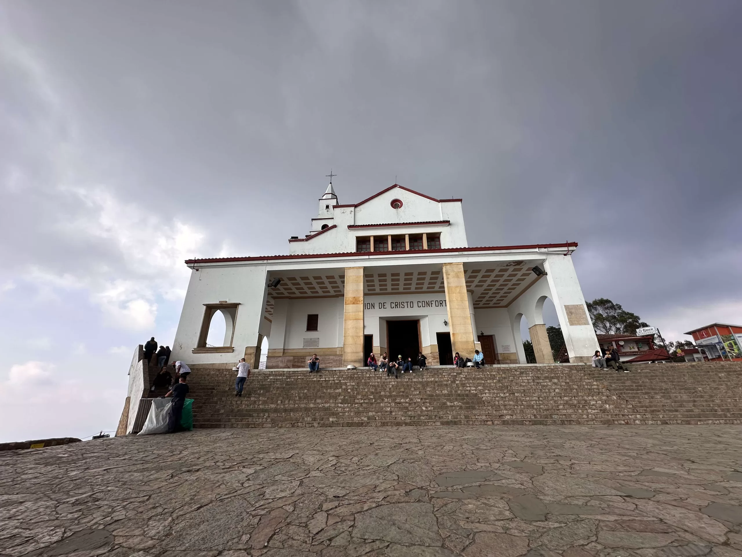 Basílica de Monserrate en la cima del cerro en Bogotá