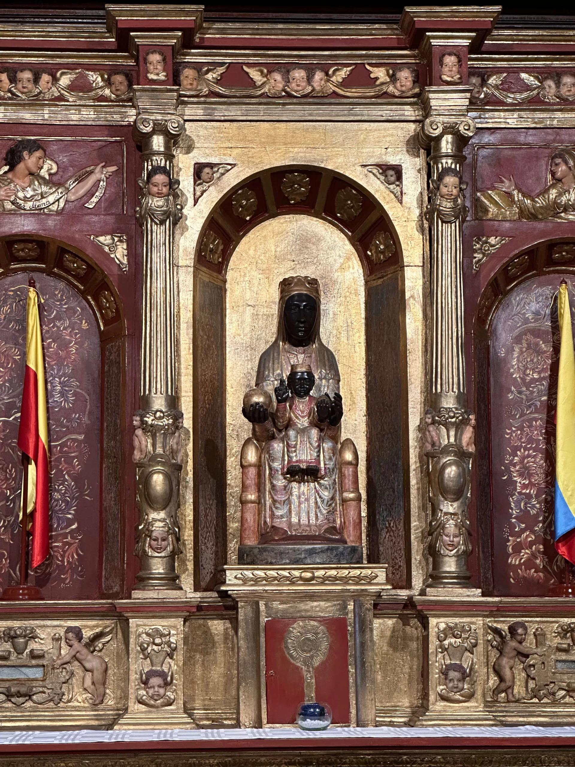 Interior de la Basílica de Monserrate