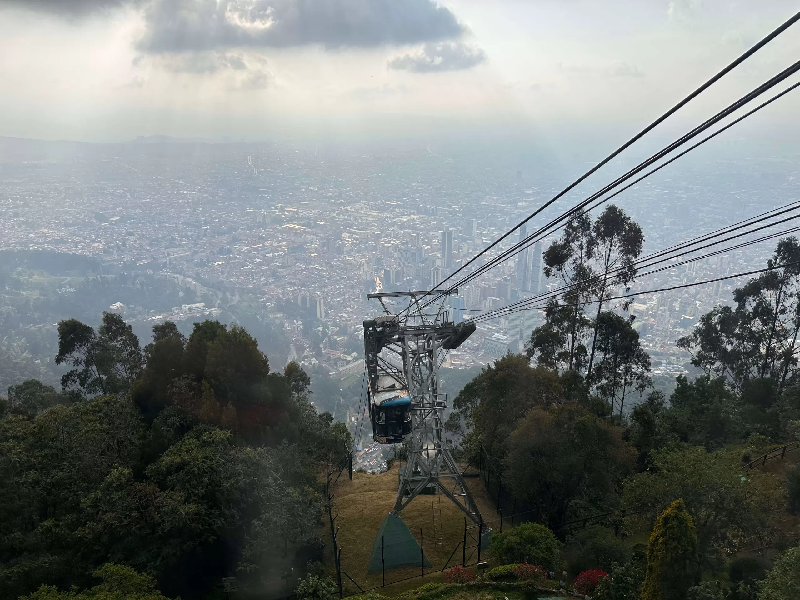 Subir en teleférico al Cerro de Monserrate - Qué ver en Bogotá