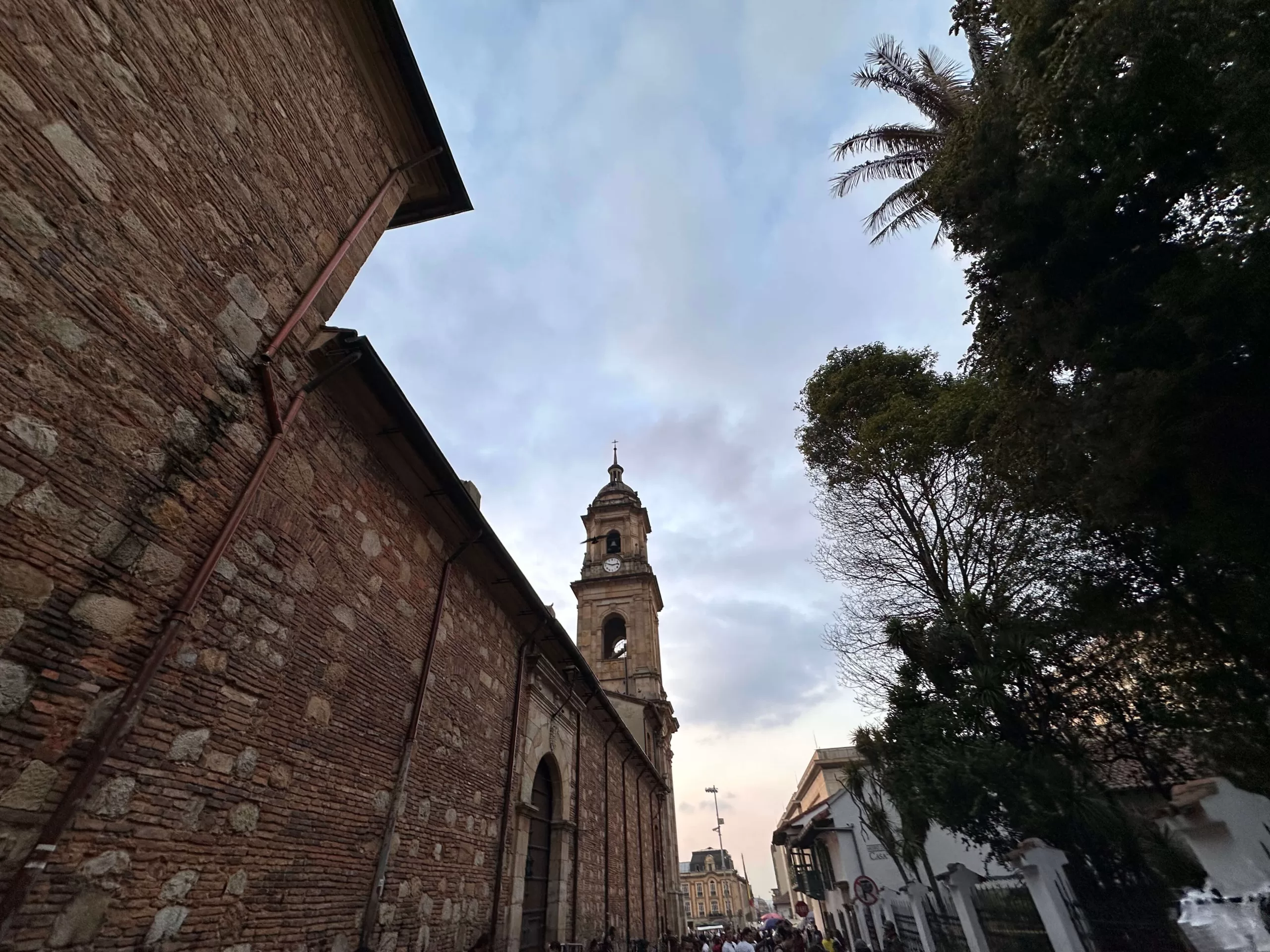Pasea por las calles de la ciudad de Bogotá