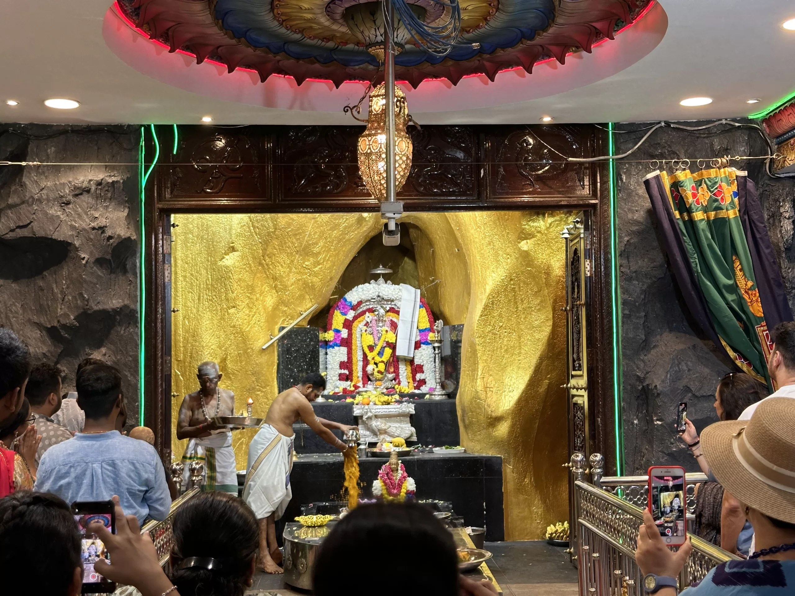 Ceremonia en las Cuevas Batu