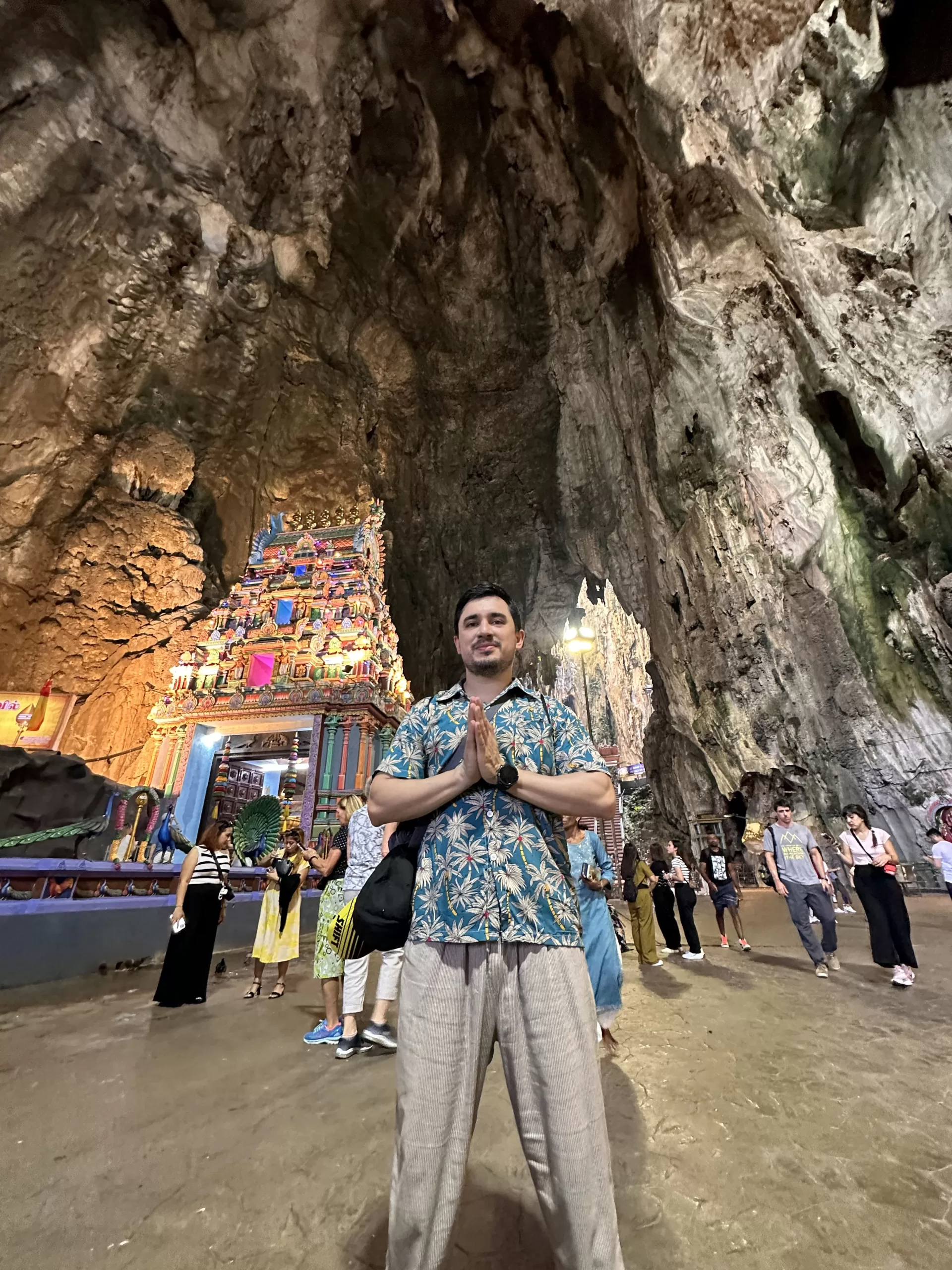 Templo dentro de las Cuevas Batu