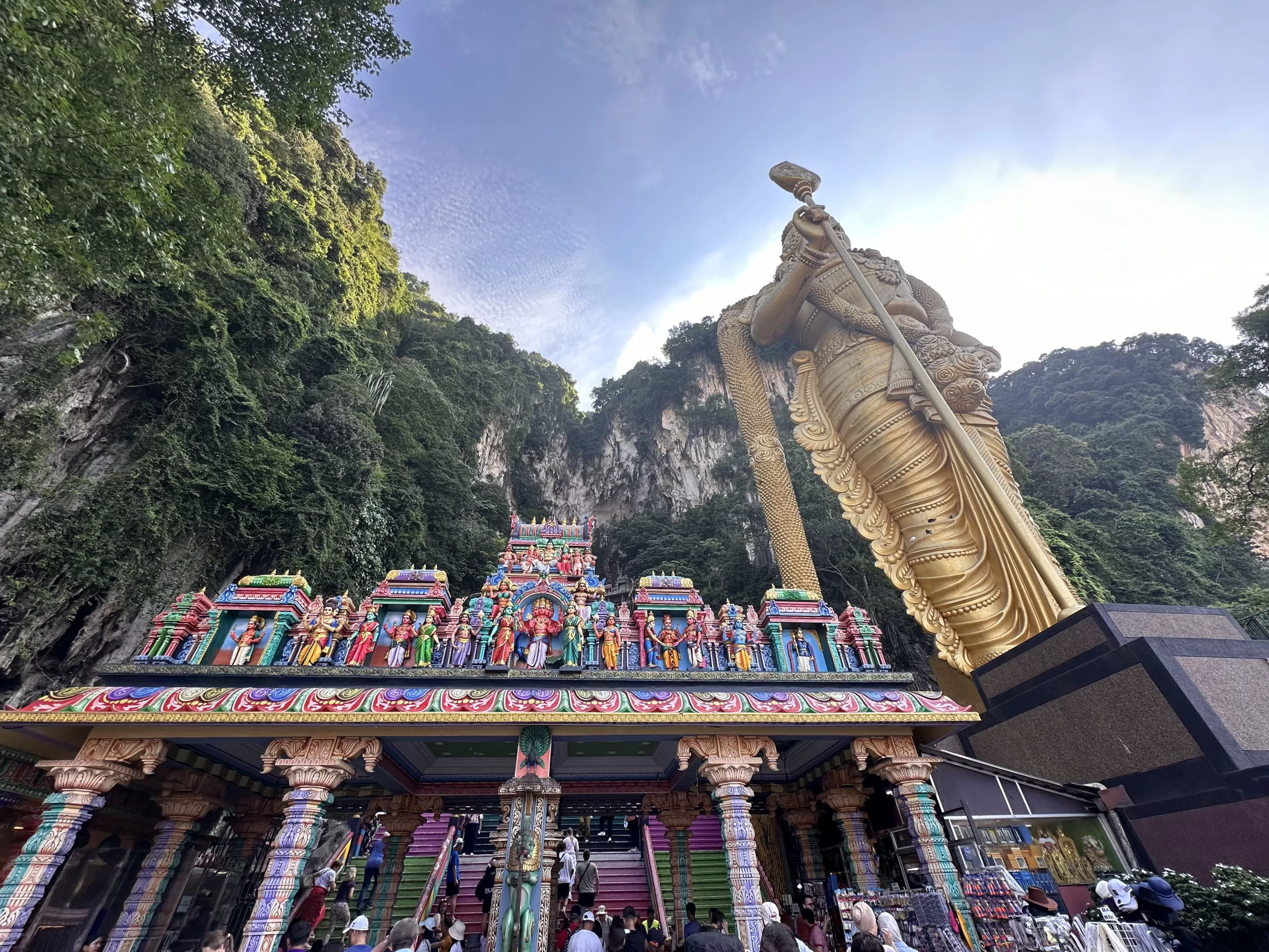 Gigantesca estatua dorada del Señor Murugan en Batu