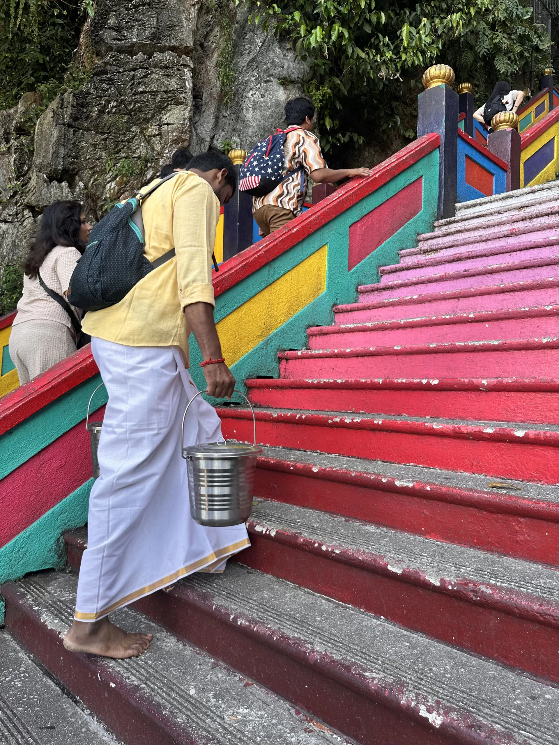 Subir las escaleras a las cuevas Batu