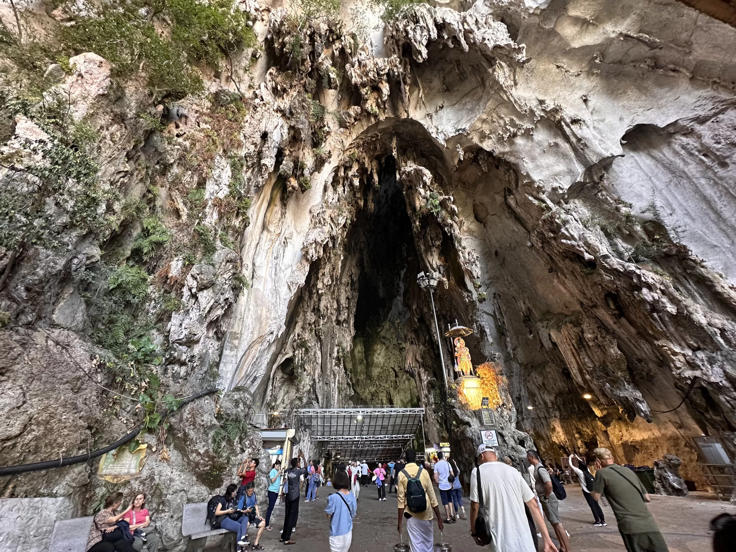 Interior de las Cuevas Batu