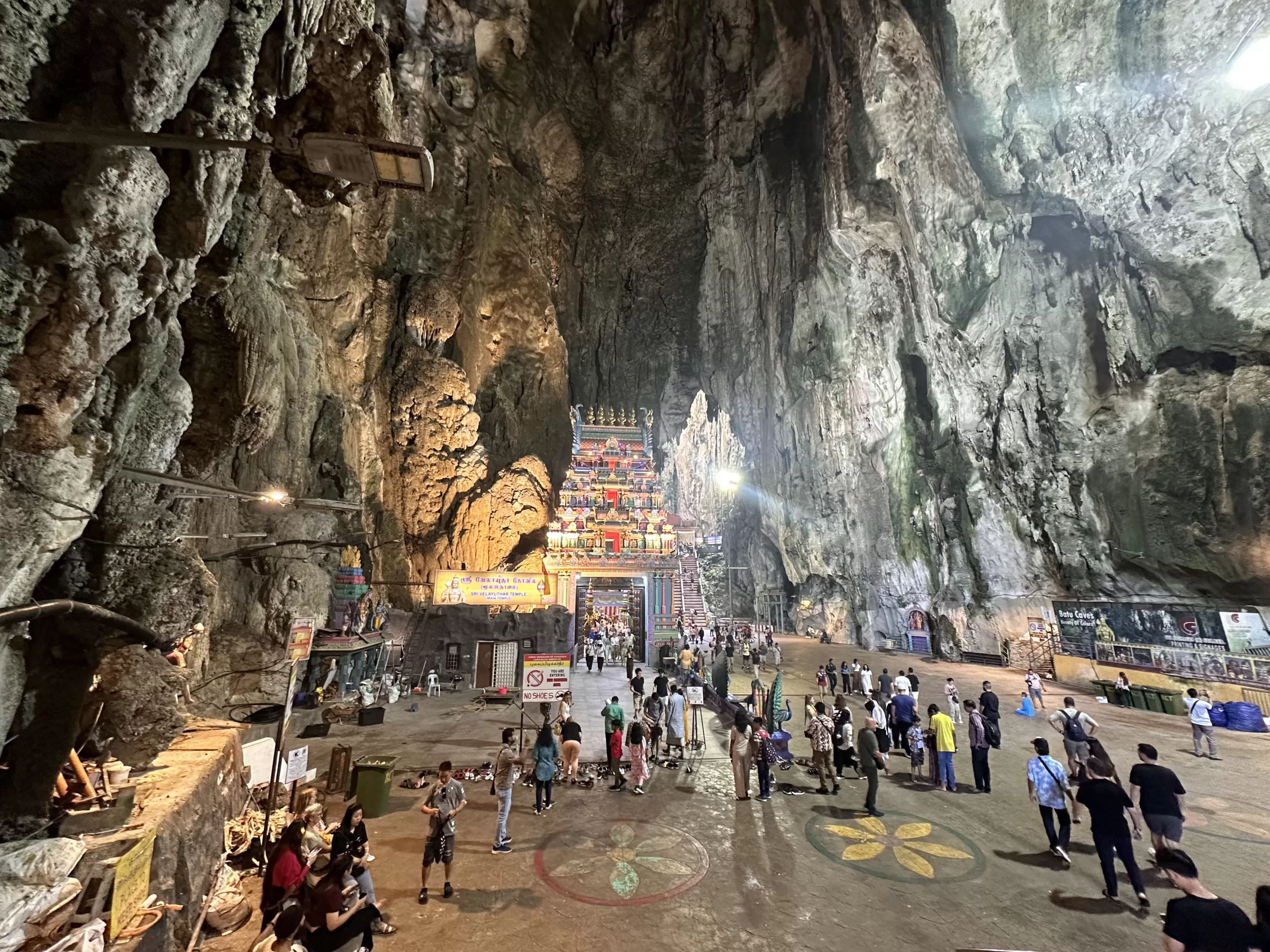 Visitar el interior de las Cuevas Batu en Malasia