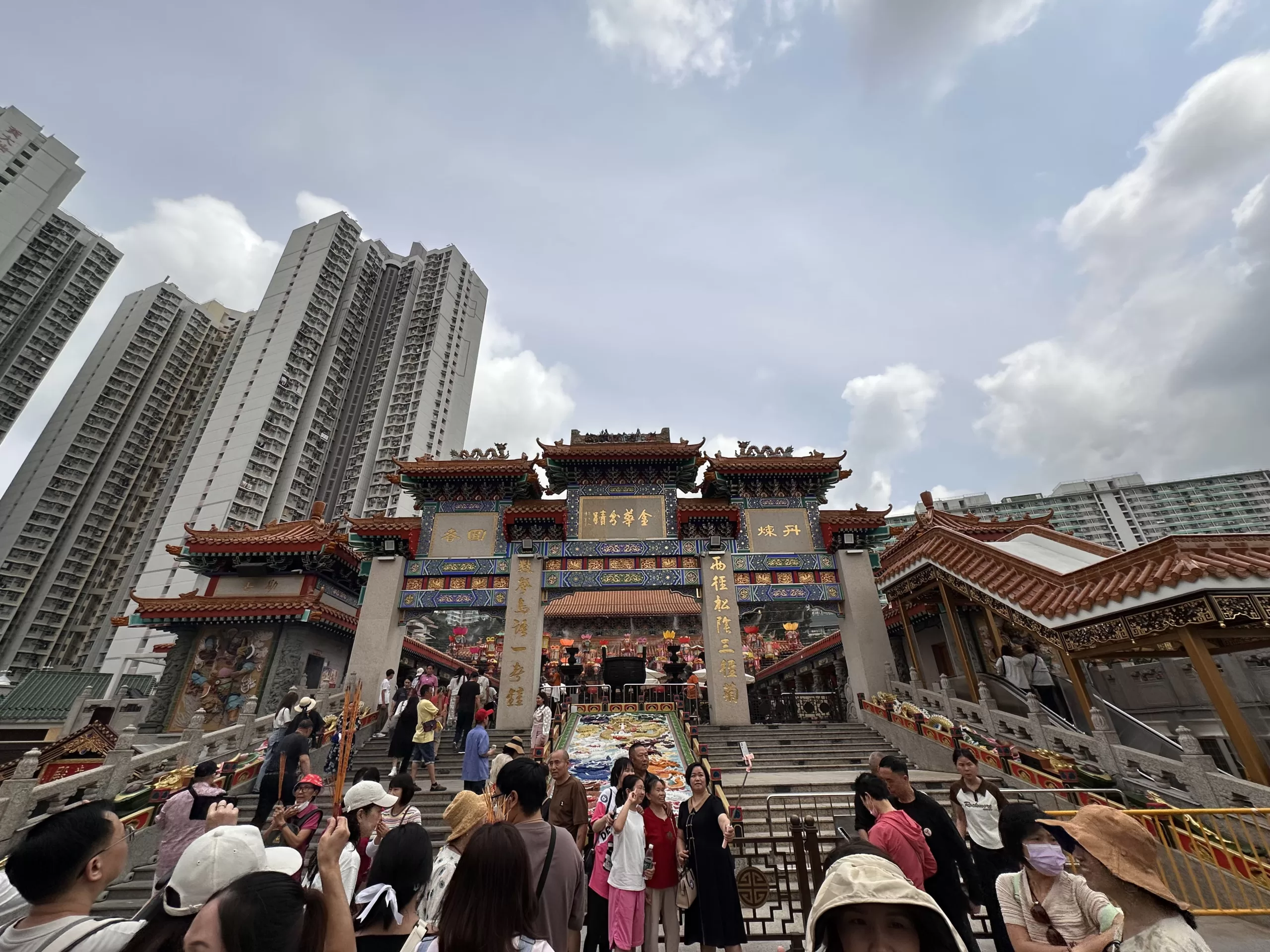 ¿Es seguro viajar solo a Hong Kong?