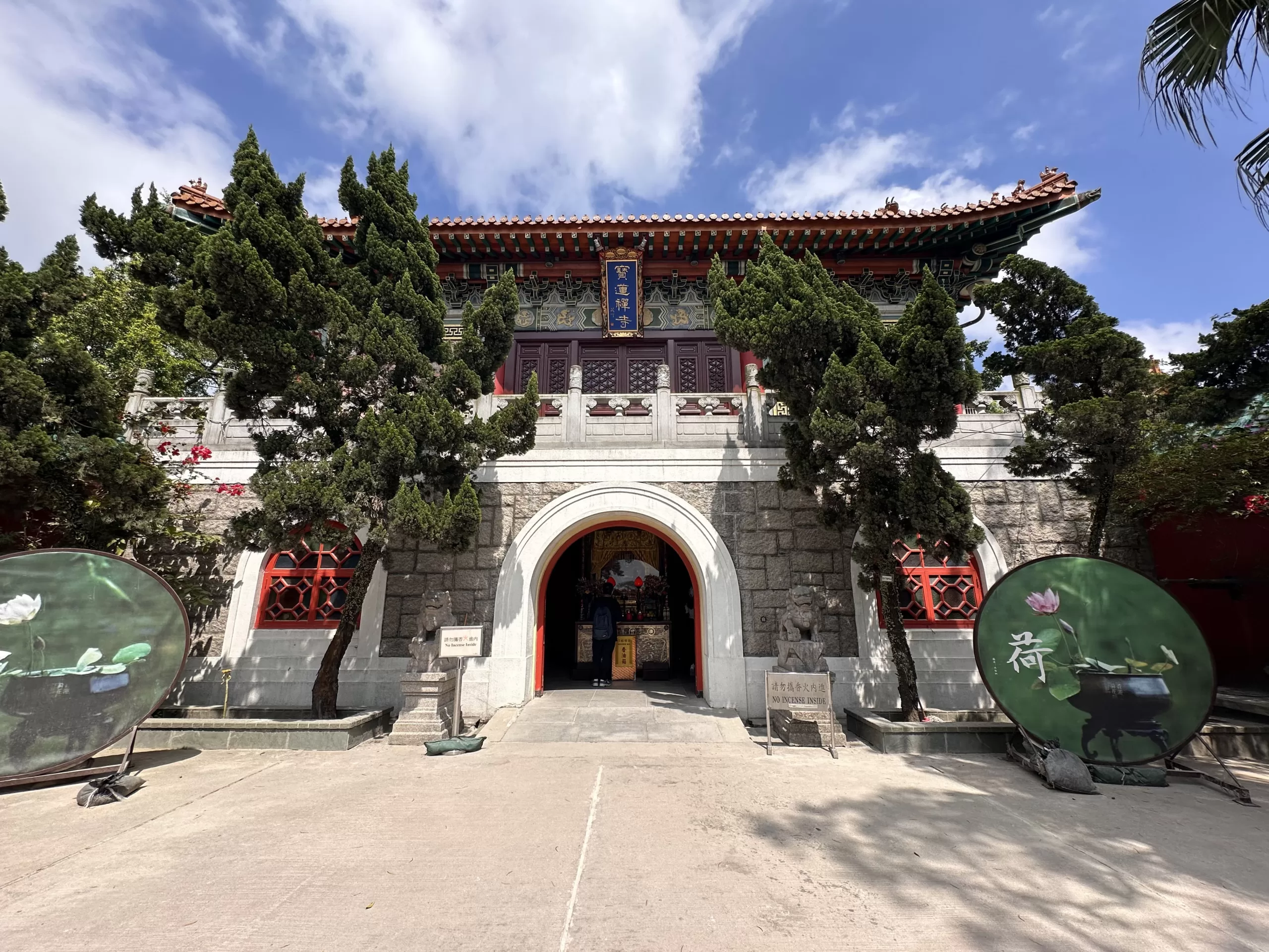 Entrada al Monasterio de Po Lin