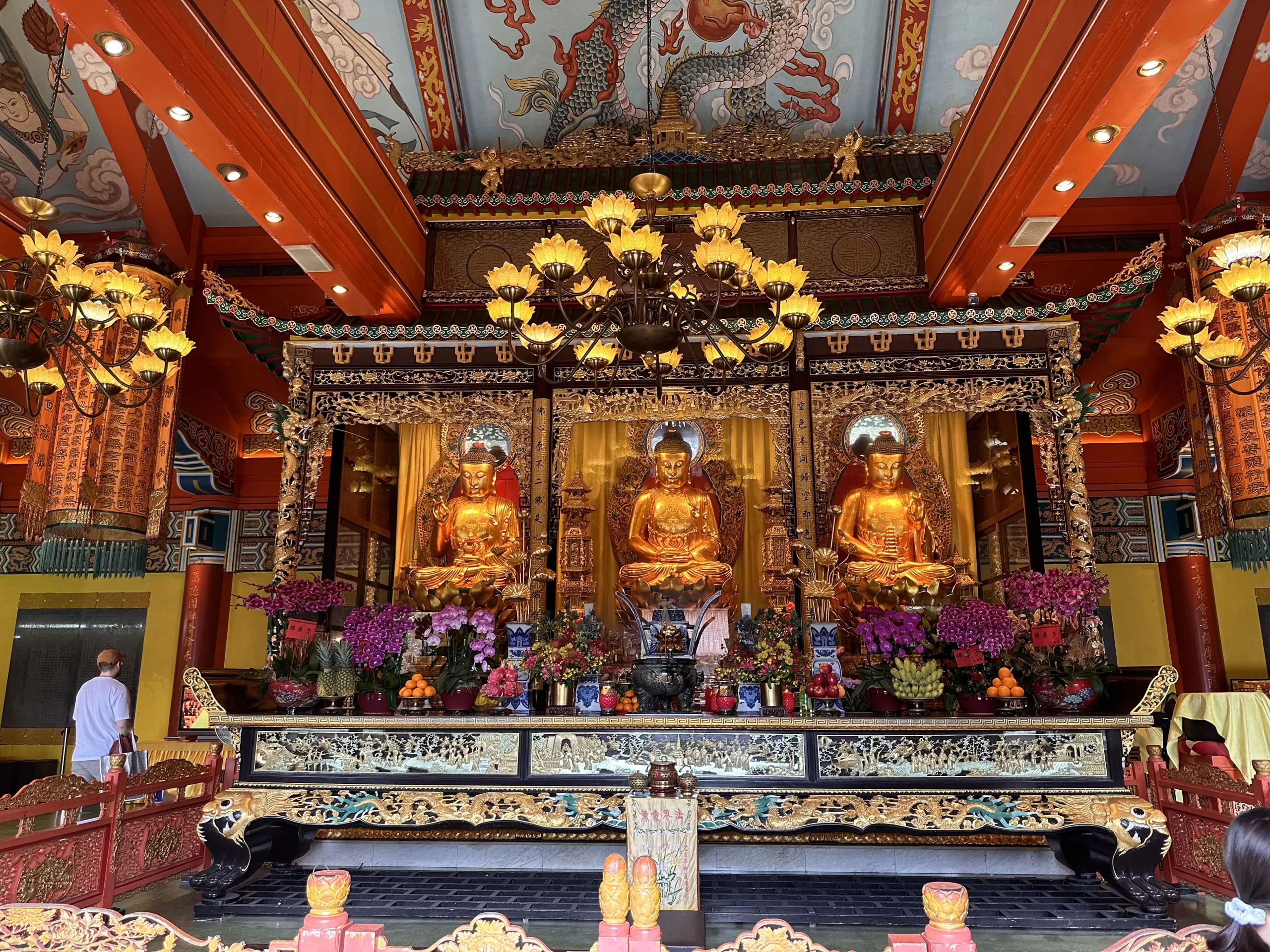 Interior del Monasterio de Po Lin