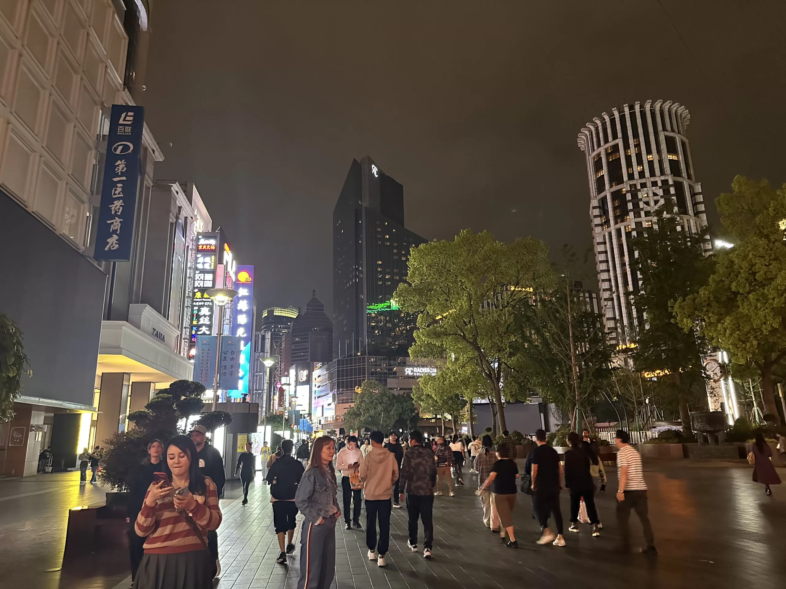 Caminata nocturna por la Calle Peatonal Nanjing Road