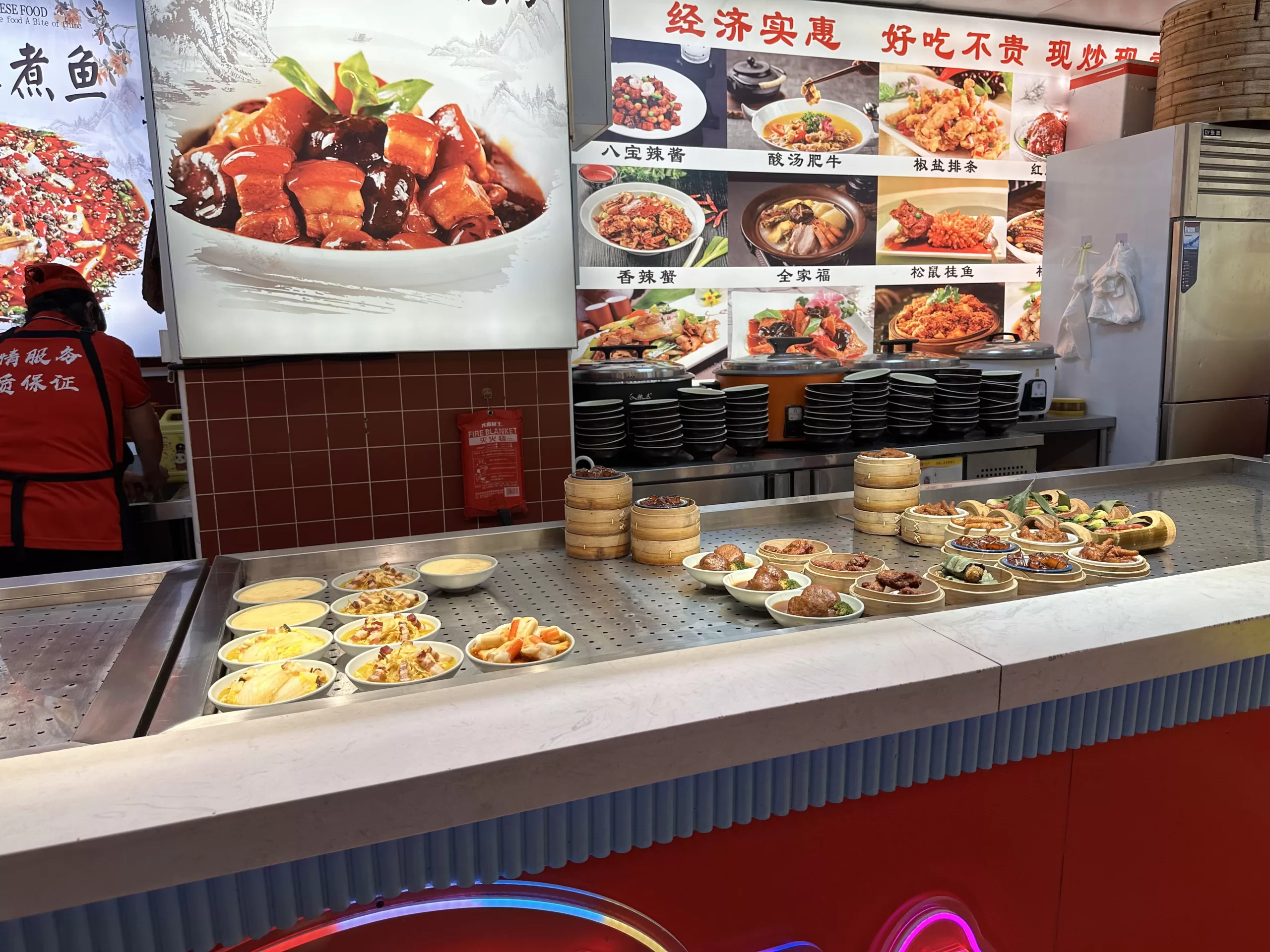Probando distintos platillos en China